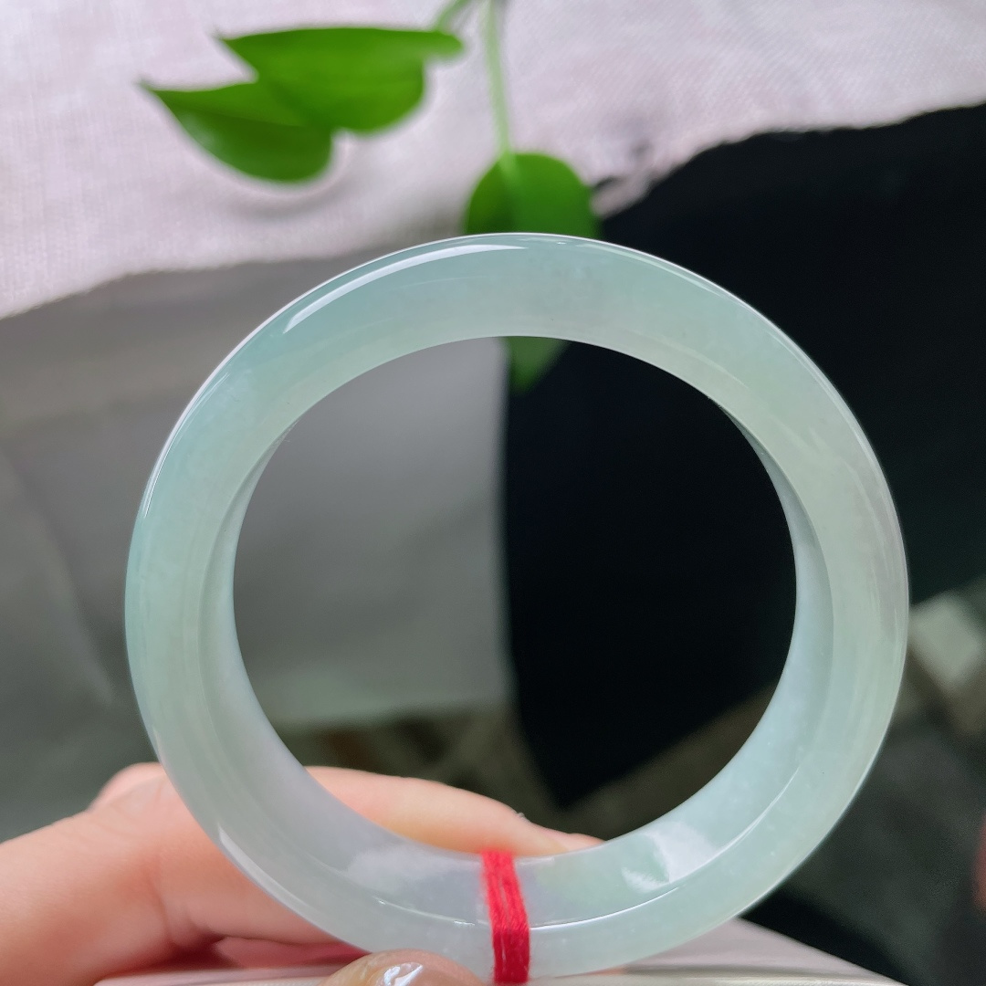 51.7/12.2/8，蓝底正圈，无裂，清润湖蓝浸染镯身，玉质冰透莹润，似水色静谧悠然，腕间携一缕清冷雅致气韵。ss59093a