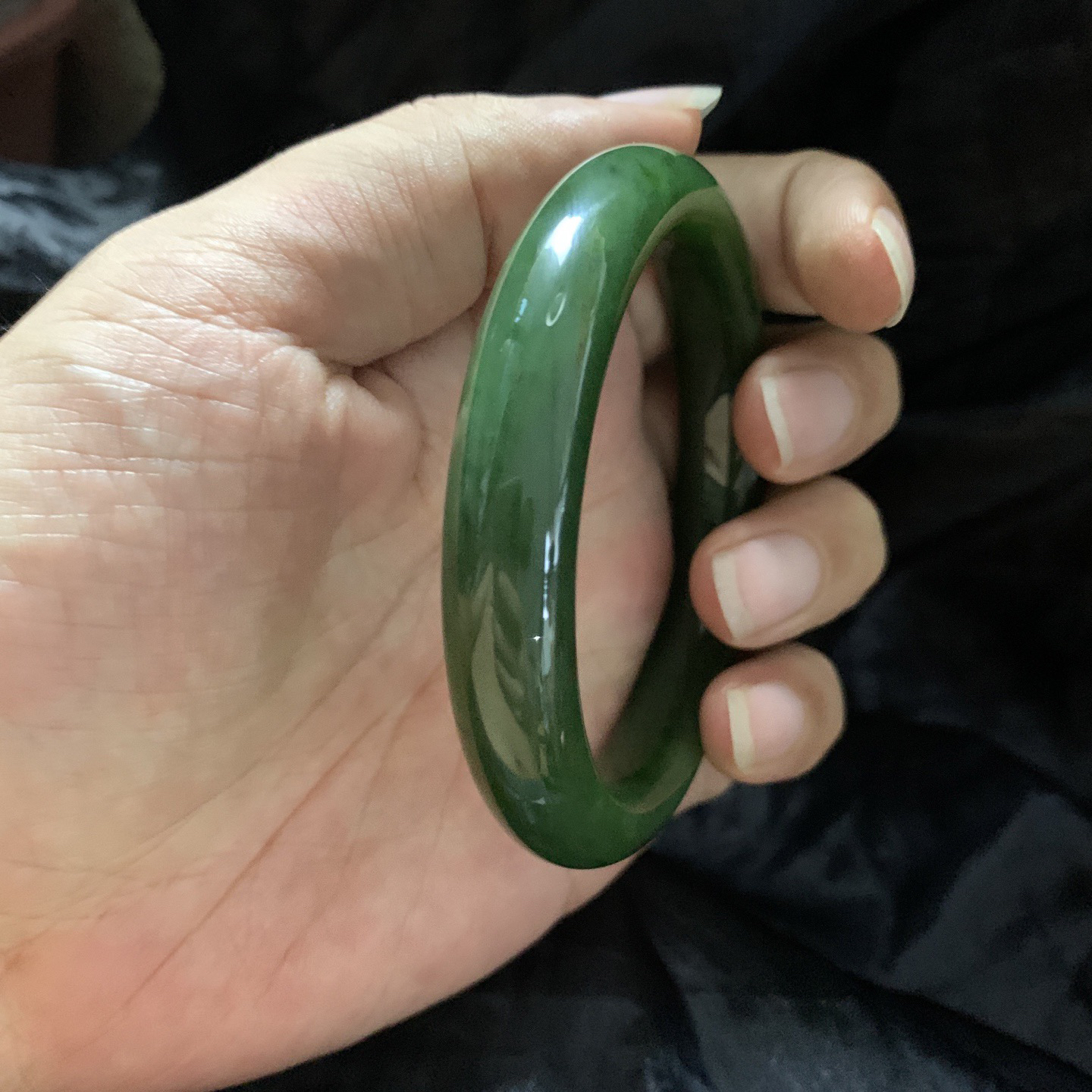 60圈口和田玉碧玉阳绿色手镯，镯型古朴典雅。在诗情画意的雨巷相遇，你是我腕间的一抹风情，有你眸有深情.清风荡漾湖间静水，我愿俯身低眉，在烟波涟漪处寻你