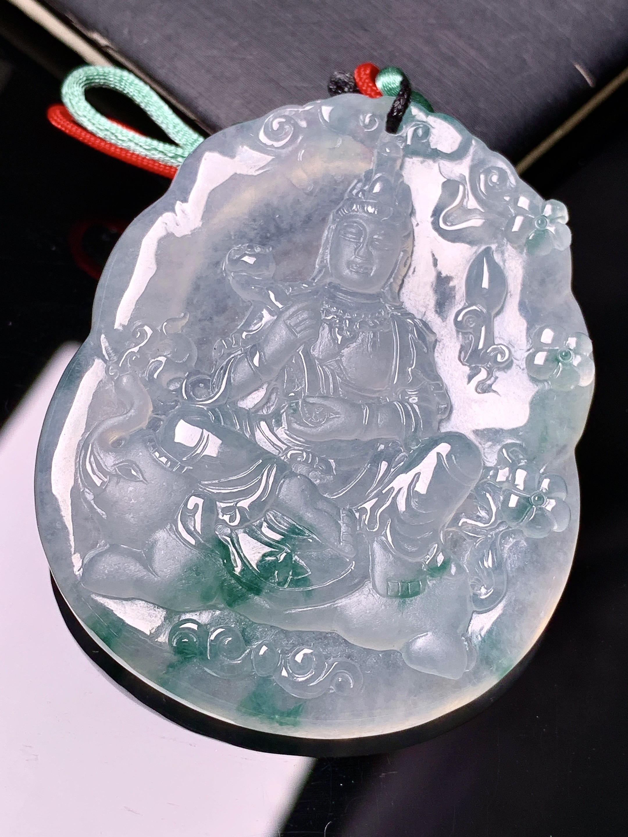 飘绿普贤吊坠 玉质细腻 色泽艳丽清新 水润亮眼 整体尺寸48.2*39.2*6 b2