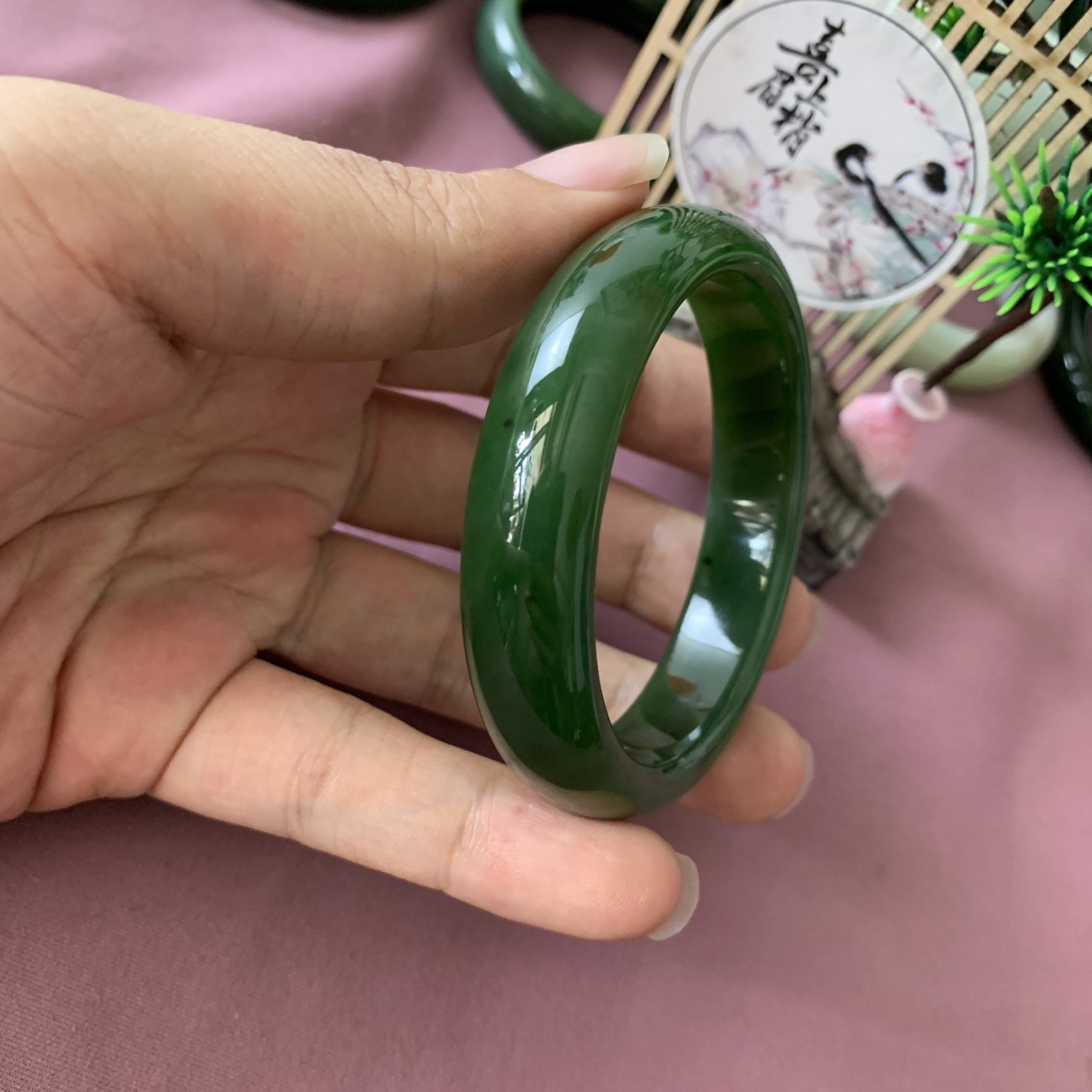 和田玉54.1圈阳绿色碧玉手镯！圈口54.1玉质细腻油润 底色纯净 脂粉好，品质高。