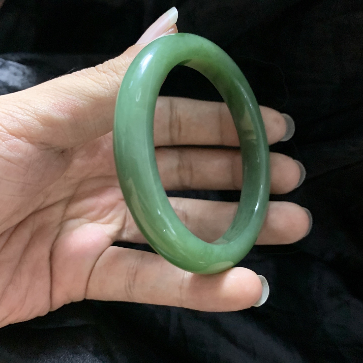 59圈口和田玉碧玉阳绿色手镯，镯型古朴典雅。在诗情画意的雨巷相遇，你是我腕间的一抹风情，有你眸有深情.清风荡漾湖间静水，我愿俯身低眉，在烟波涟漪处寻你