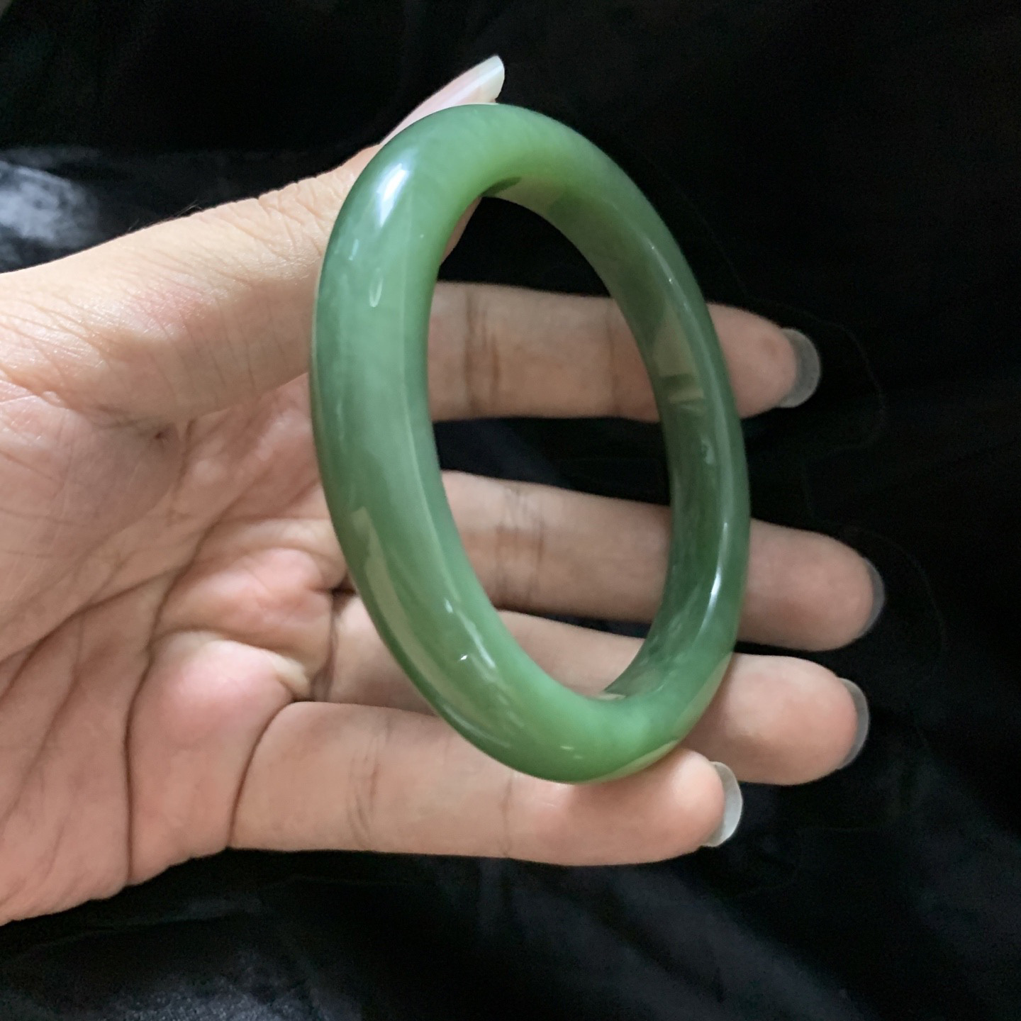 59圈口和田玉碧玉阳绿色手镯，镯型古朴典雅。在诗情画意的雨巷相遇，你是我腕间的一抹风情，有你眸有深情.清风荡漾湖间静水，我愿俯身低眉，在烟波涟漪处寻你