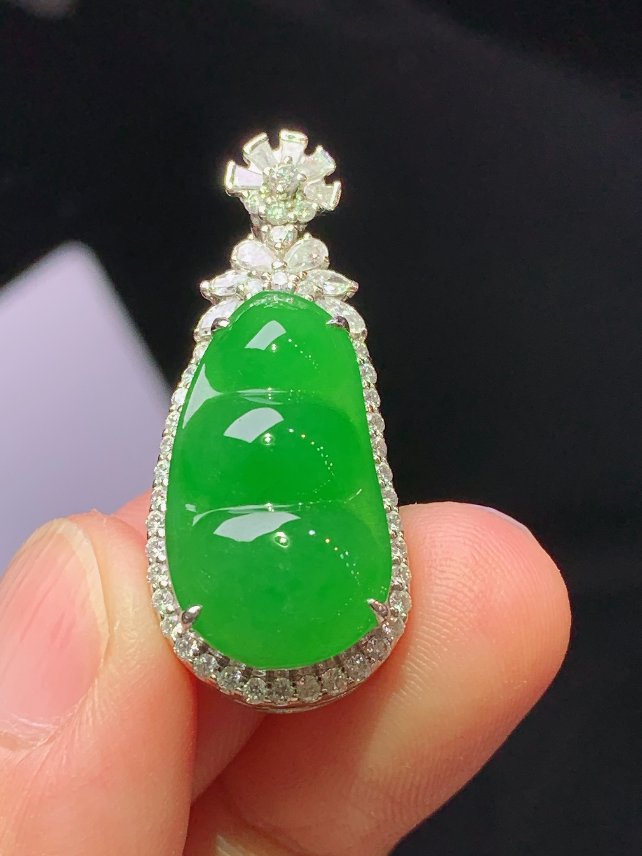 18k金钻镶嵌满绿四季豆吊坠 玉质细腻 色泽艳丽清新 水润亮眼 整体尺寸31.8*13.8*12.2 i4