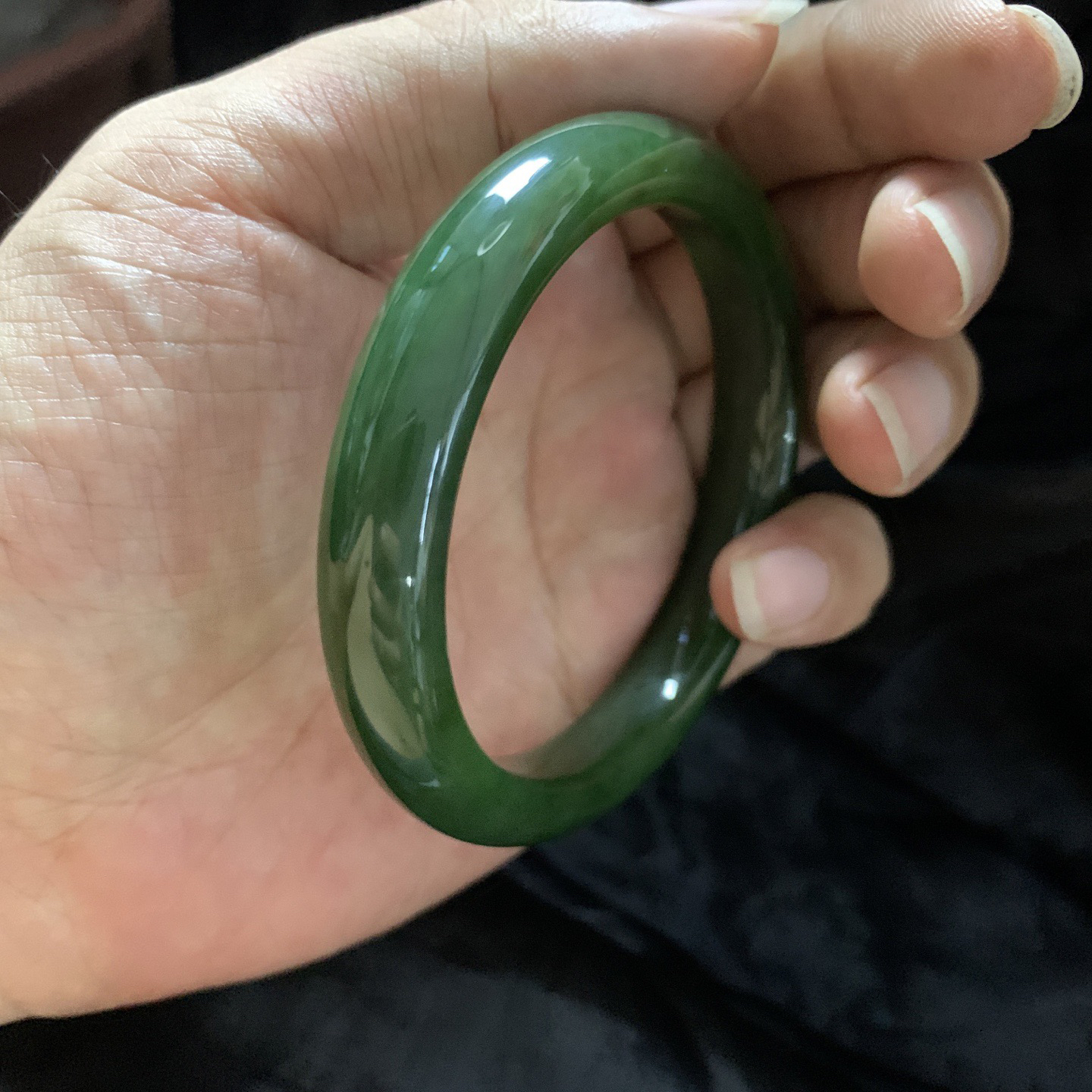 60圈口和田玉碧玉阳绿色手镯，镯型古朴典雅。在诗情画意的雨巷相遇，你是我腕间的一抹风情，有你眸有深情.清风荡漾湖间静水，我愿俯身低眉，在烟波涟漪处寻你