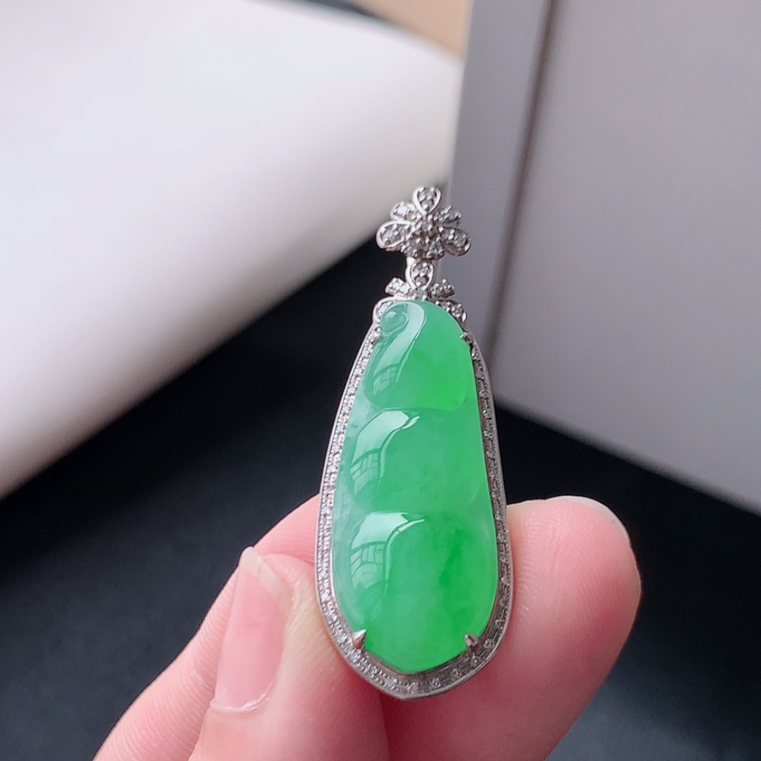 ️ 冰阳绿福豆吊坠。翠色清新，种老底子水润，品相喜悦，佩戴时尚大方 货号81922，41.2-14