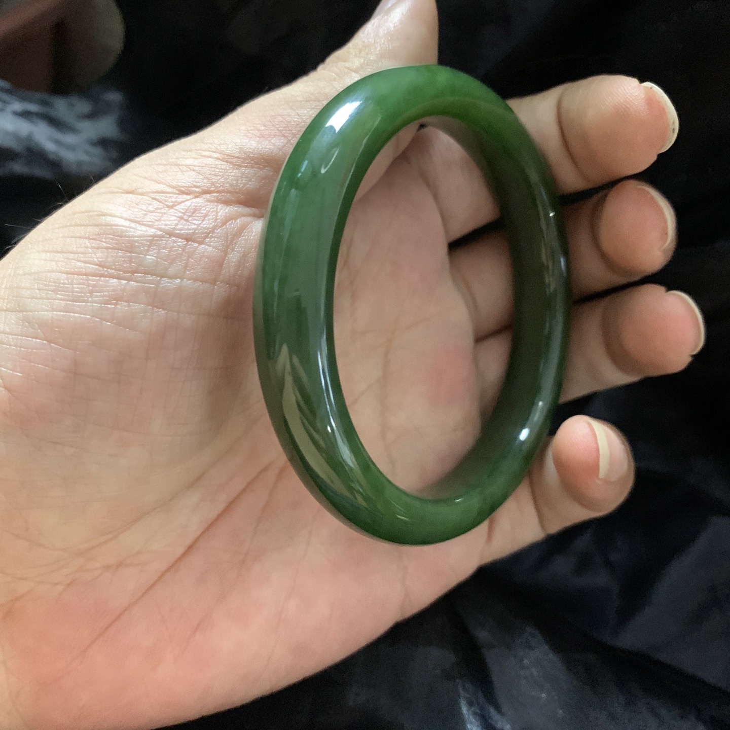 60圈口和田玉碧玉阳绿色手镯，镯型古朴典雅。在诗情画意的雨巷相遇，你是我腕间的一抹风情，有你眸有深情.清风荡漾湖间静水，我愿俯身低眉，在烟波涟漪处寻你