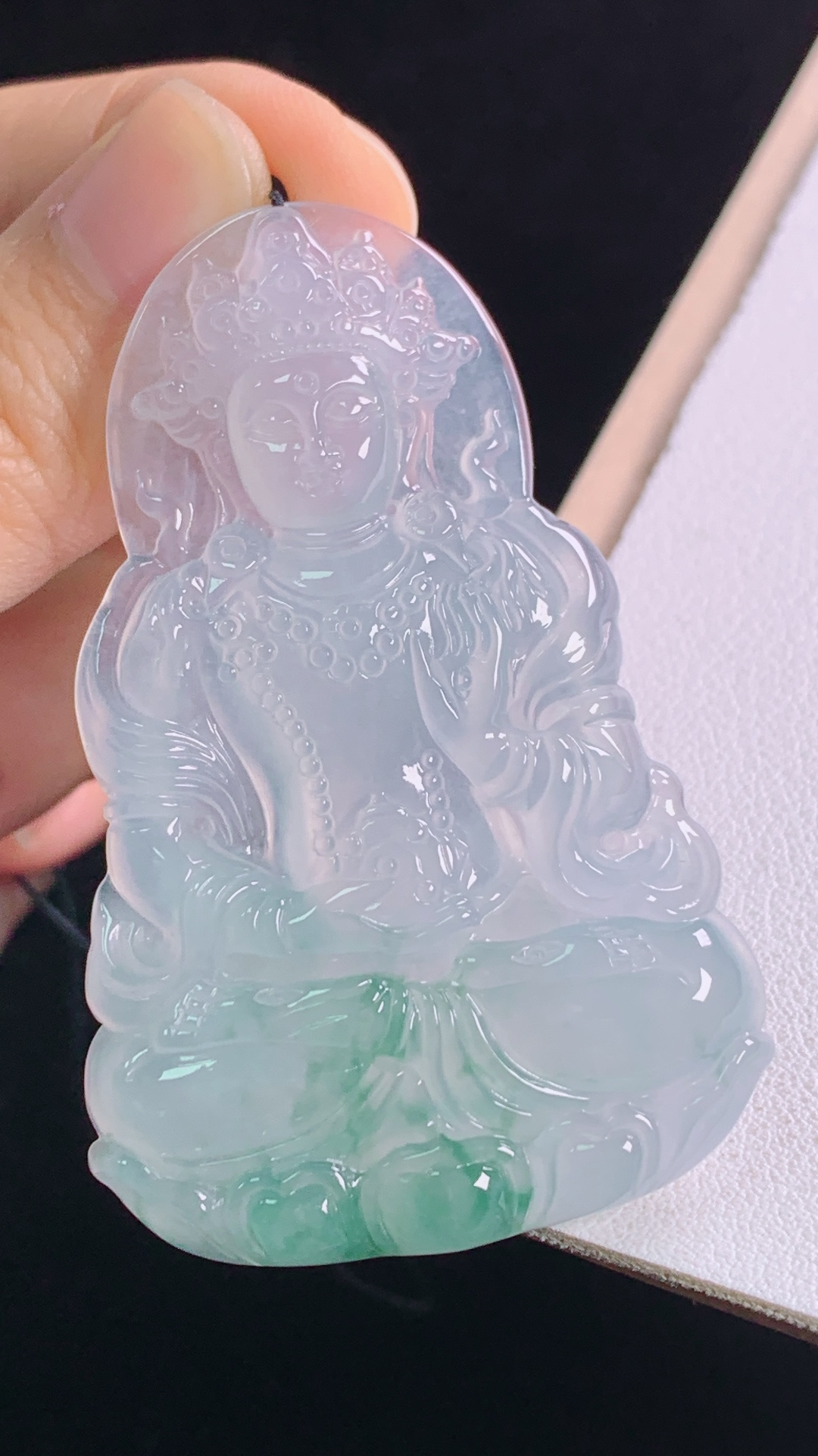 ️冰飘花度母，花色灵动，雕工精湛，无裂，尺寸:58.2-37.8-5.6mm 20