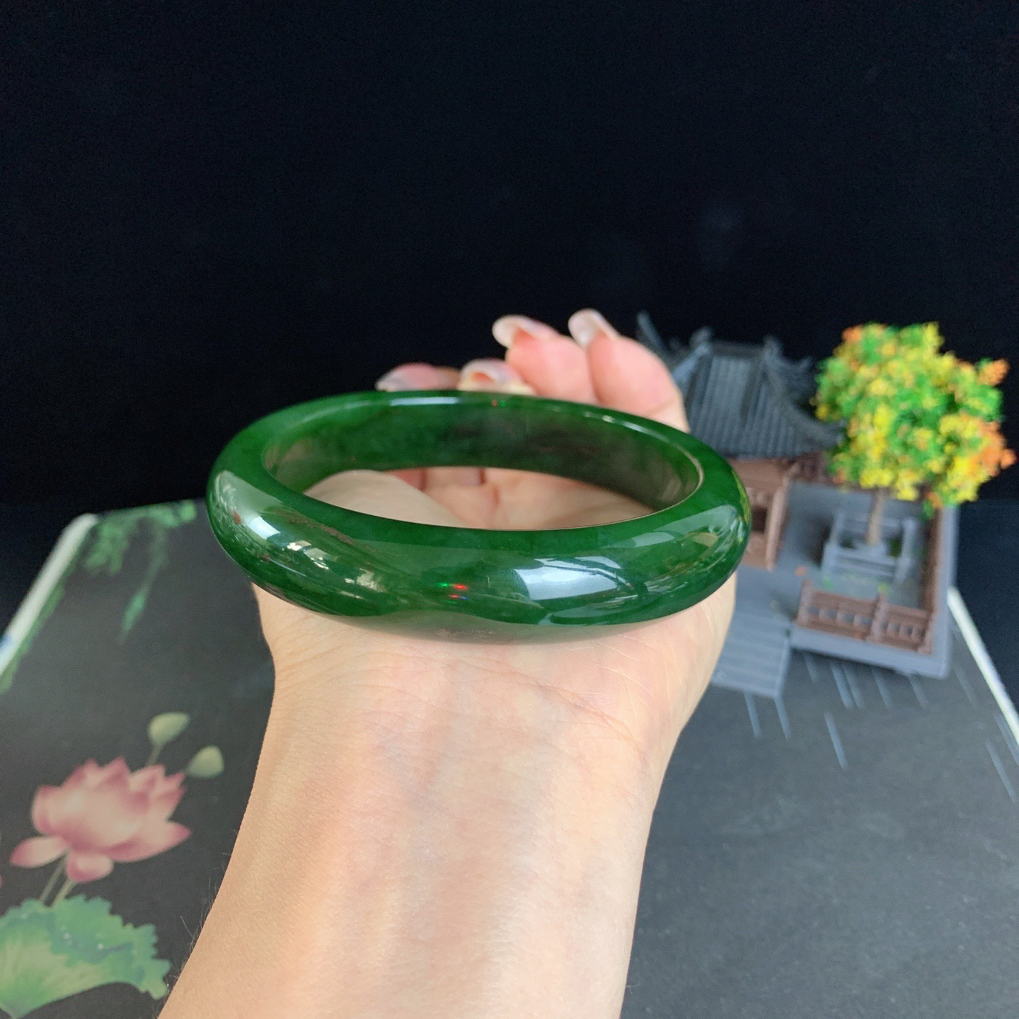 和田玉65圈口菠菜绿黑皮宽条碧玉手镯！玉质细腻油润 底色纯净 无纹裂 脂粉好，品质高。