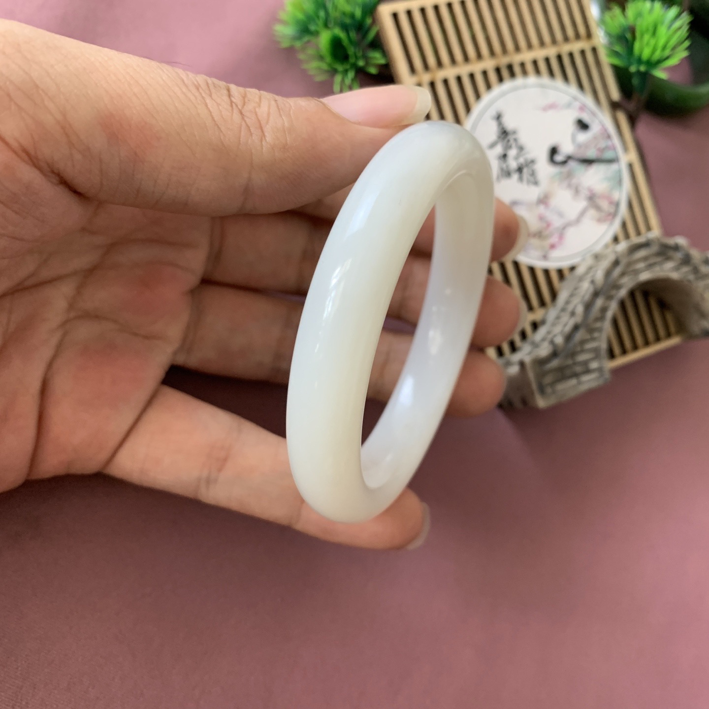 和田玉54.5圈羊脂白手镯！玉质细腻油润 底色纯净 脂粉好，品质高。