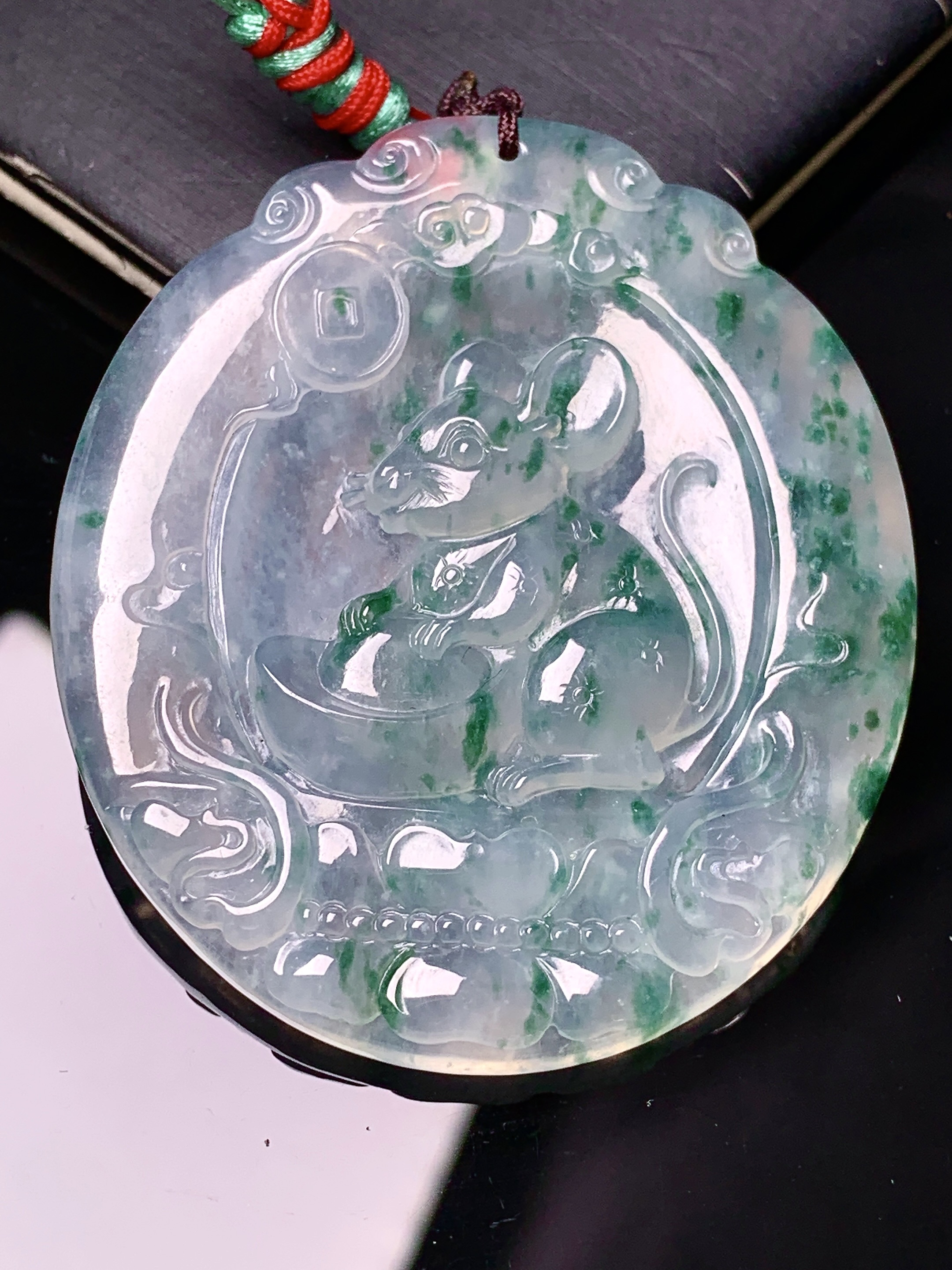 冰飘绿生肖鼠吊坠 玉质细腻 色泽艳丽清新 水润亮眼 整体尺寸52.2*44.8*5.5 b2