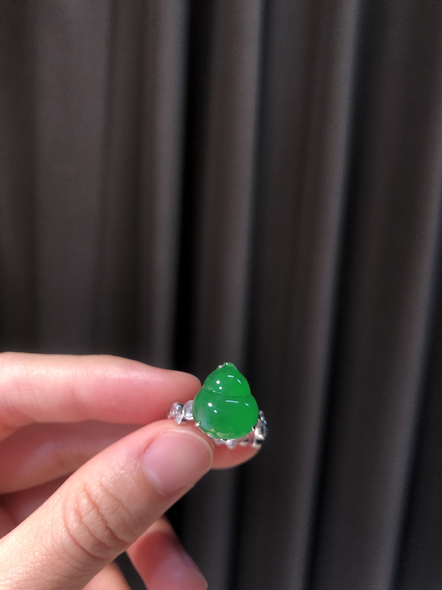 ️ 18k【金镶嵌冰绿葫芦戒指】 尺寸：13.6×11.9×8.2 裸石13.6×11.9 玉润千年，韵藏指间
