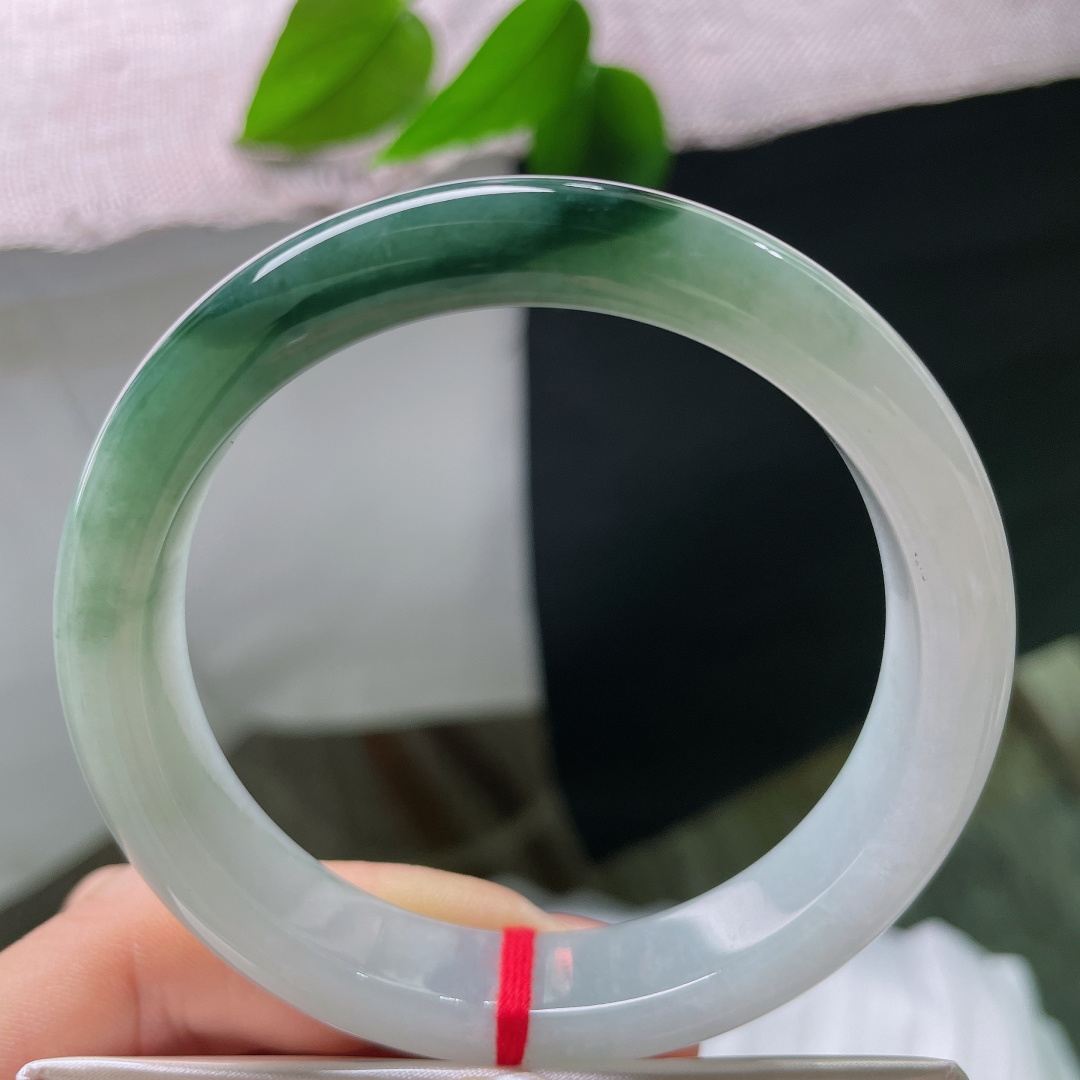 56.8/11.8/8.3，深浅两色相融于一圈镯身，没有生硬割裂，宛如一幅写意水墨画卷藏于腕间，棉线
