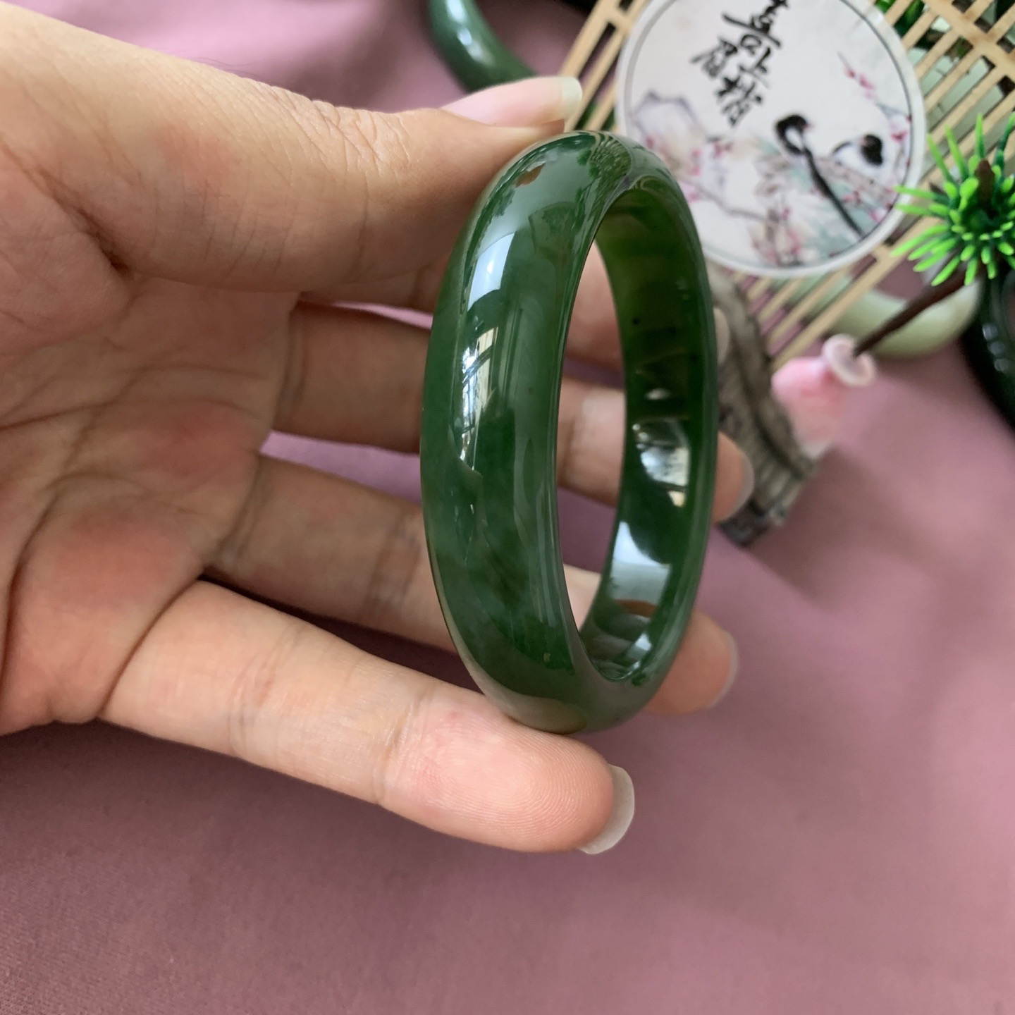和田玉54.1圈阳绿色碧玉手镯！圈口54.1玉质细腻油润 底色纯净 脂粉好，品质高。