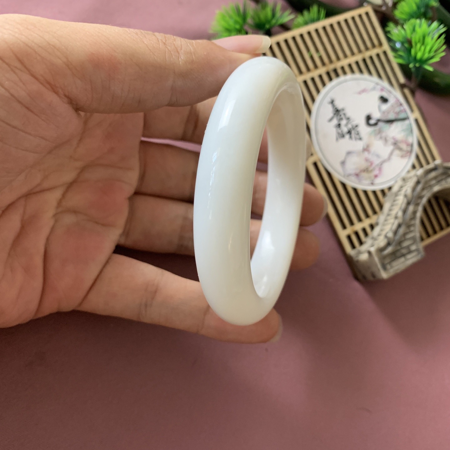 和田玉56圈羊脂白手镯！玉质细腻油润 底色纯净 脂粉好，品质高。