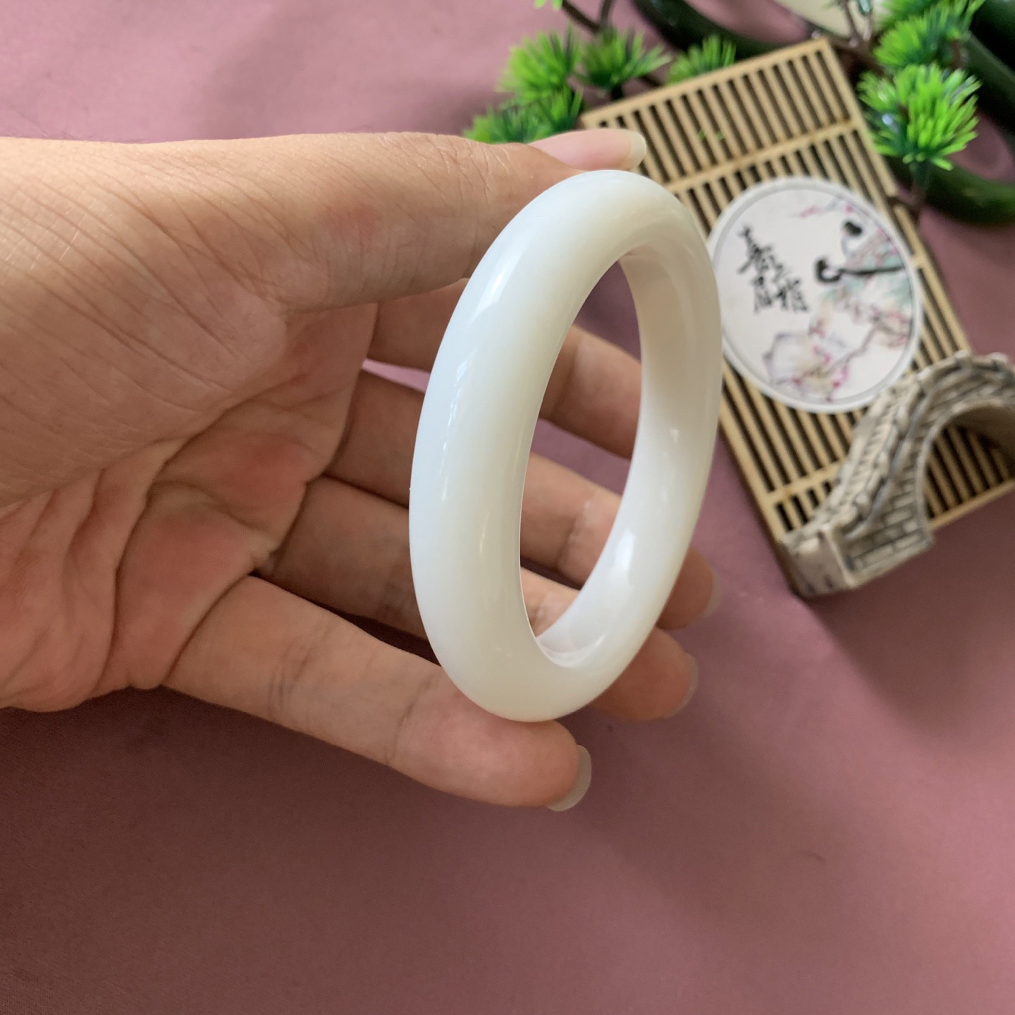 和田玉56圈羊脂白手镯！玉质细腻油润 底色纯净 脂粉好，品质高。