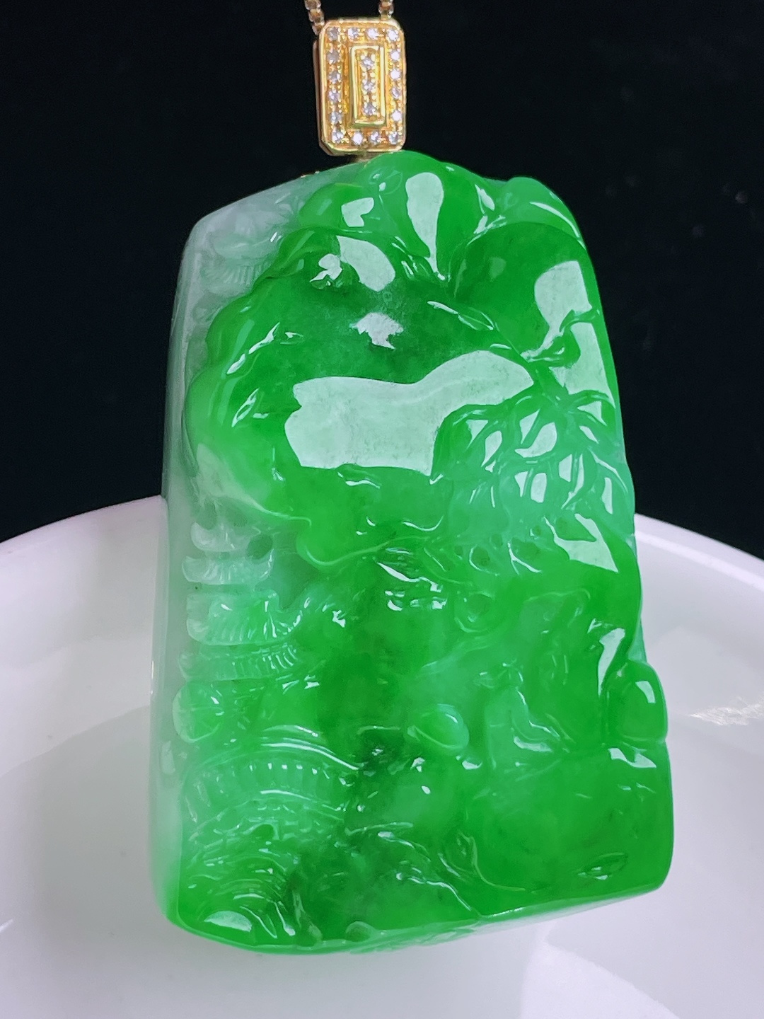 辣绿山水牌，18k镶嵌，老种起光，细底通透，尺寸：53.8裸石45.3/29.6/13.7mm092