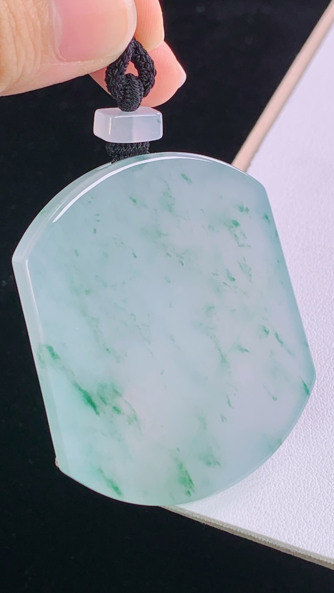 ️冰种飘花无事牌 花色灵动，水润清爽，无裂，尺寸:56.5-46.6-6.3mm 21