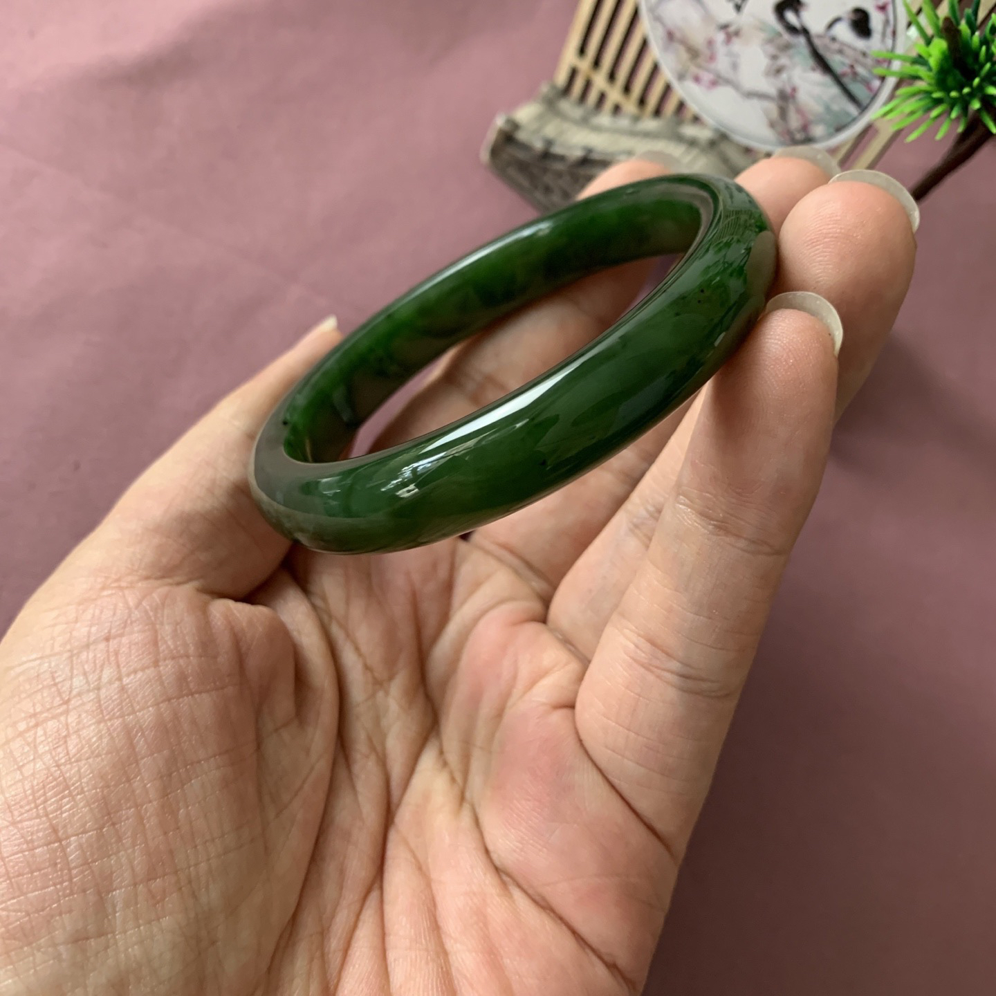 和田玉58.5圈菠菜绿碧玉手镯！圈口58.5玉质细腻油润 底色纯净 无裂脂粉好，品质