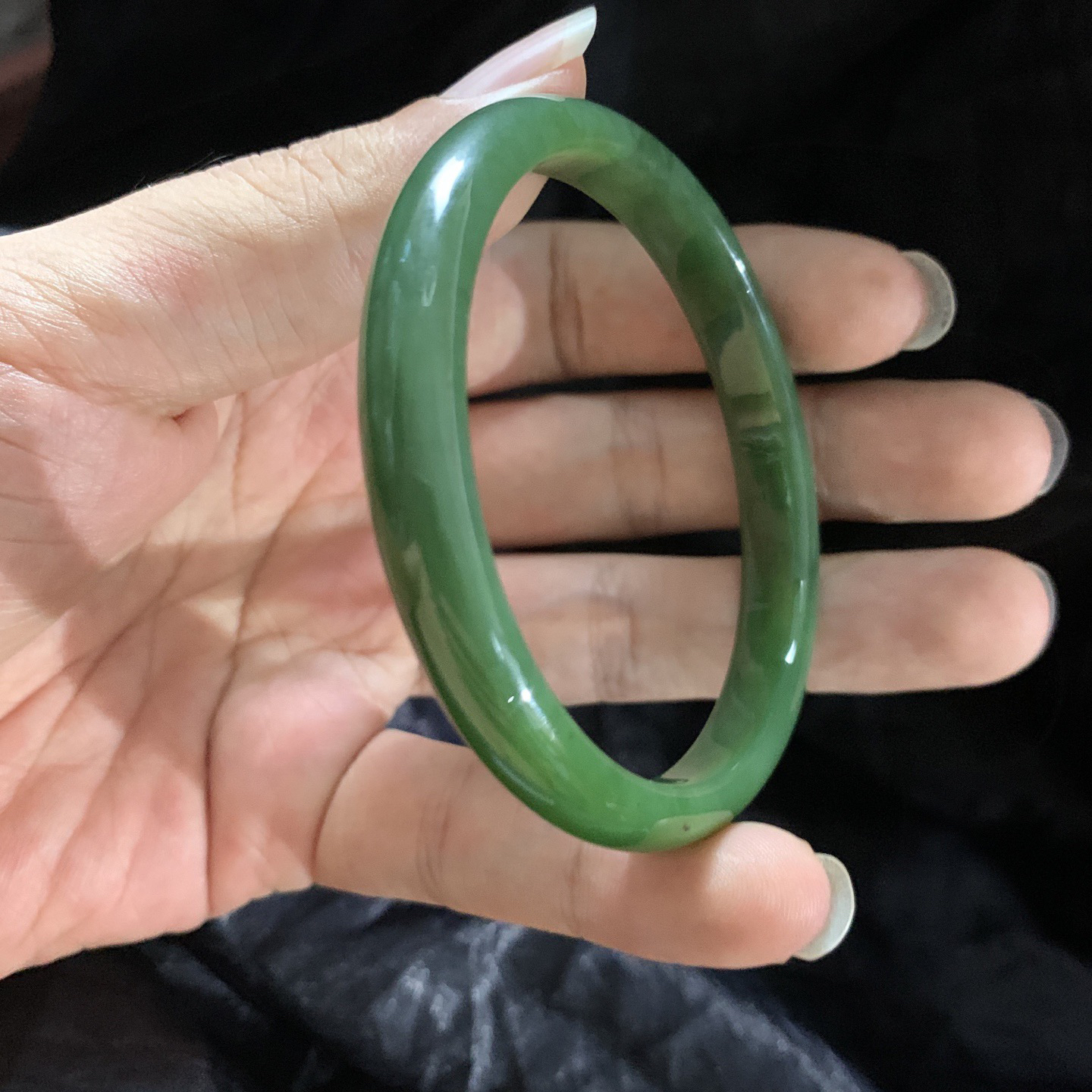 59.6圈口和田玉碧玉冰底菠菜绿手镯，镯型古朴典雅。在诗情画意的雨巷相遇，你是我腕间的一抹风情，有你眸有深情.清风荡漾湖间静水，我愿俯身低眉，在烟波涟漪处寻你