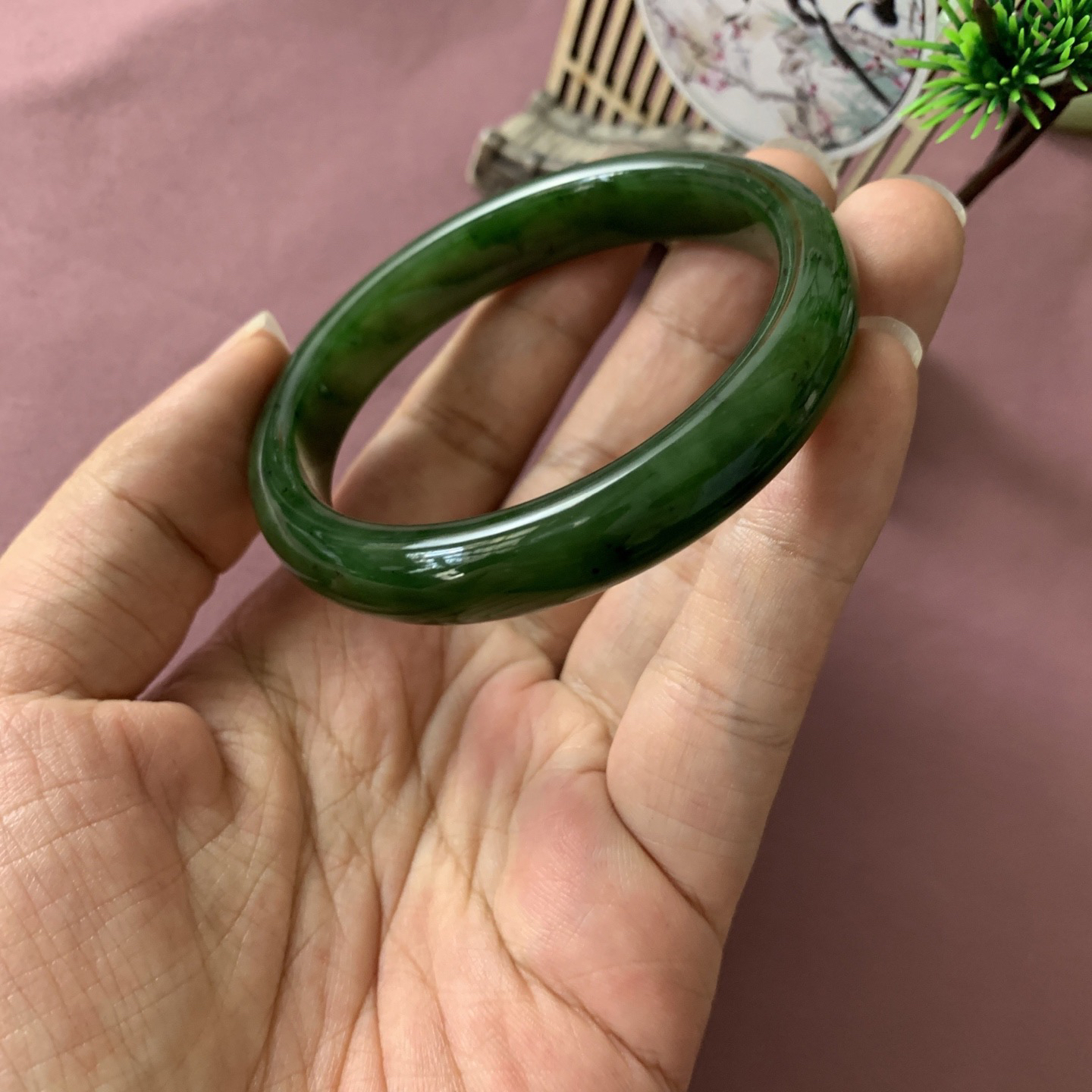 和田玉58.5圈菠菜绿碧玉手镯！圈口58.5玉质细腻油润 底色纯净 无裂脂粉好，品质