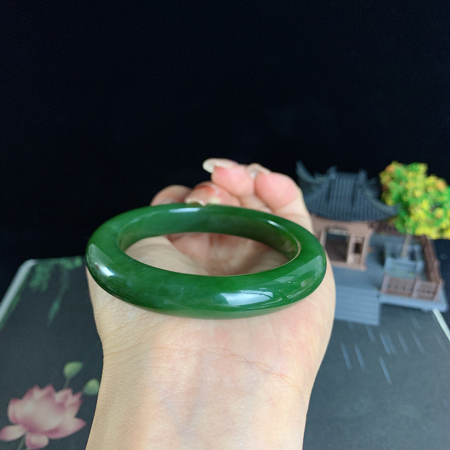 和田玉53圈口菠菜绿碧玉手镯！玉质细腻油润 底色纯净 脂粉好，品质高。