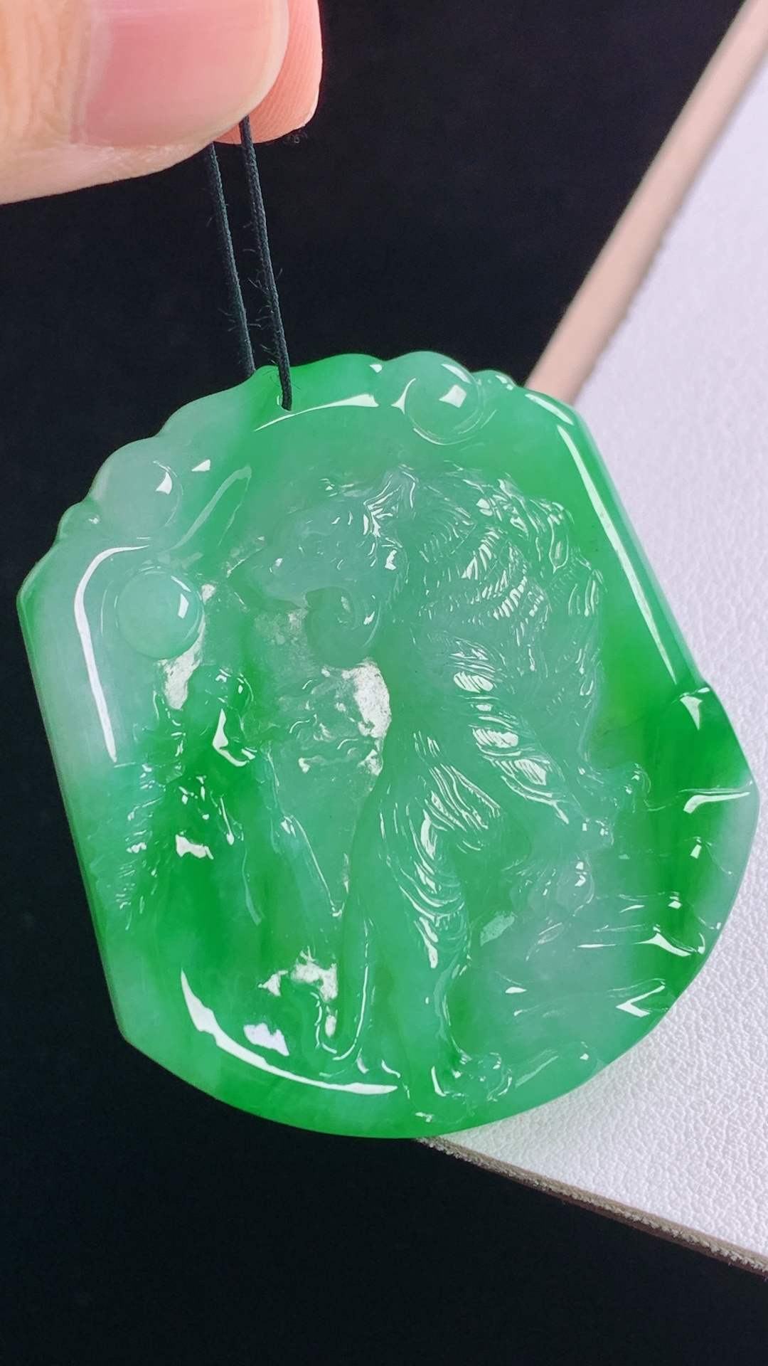 阳绿虎牌，一刀切，色泽浓郁，雕工精湛，霸气，无裂，尺寸:48.0-42.4-5.9mm 20