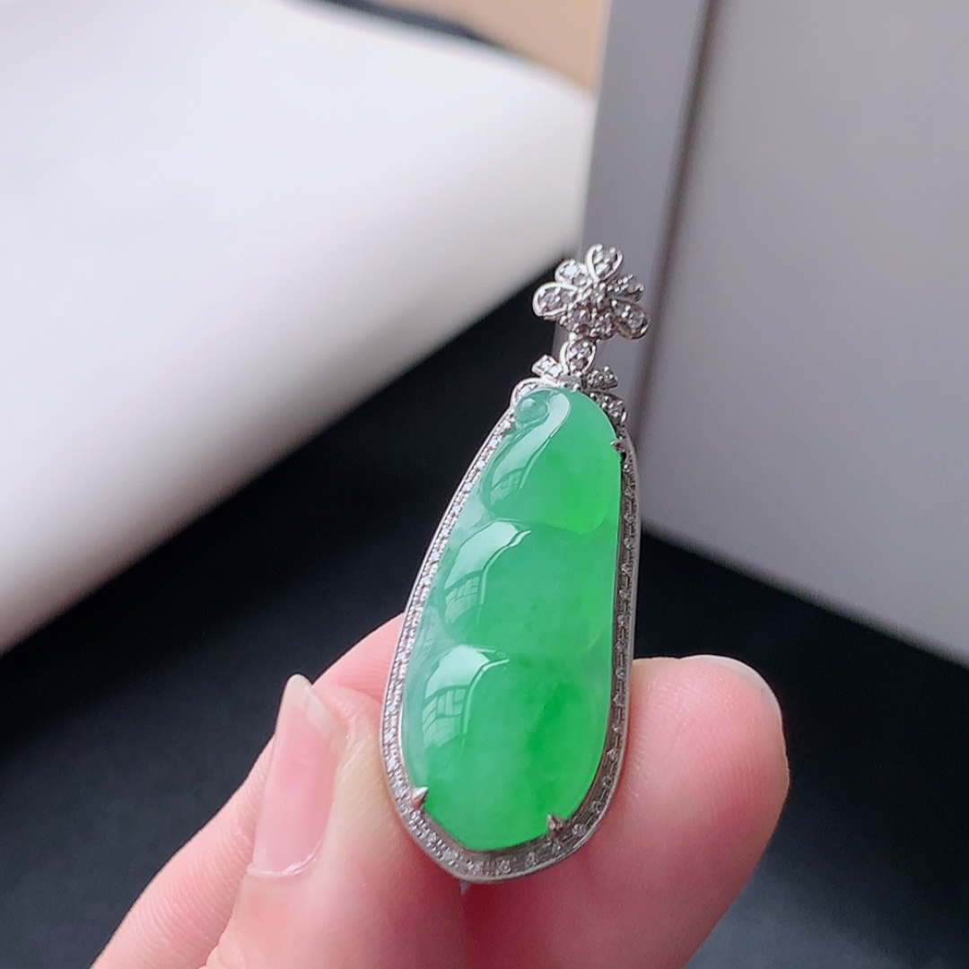 ️ 冰阳绿福豆吊坠。翠色清新，种老底子水润，品相喜悦，佩戴时尚大方 货号81922，41.2-14.5-9.6