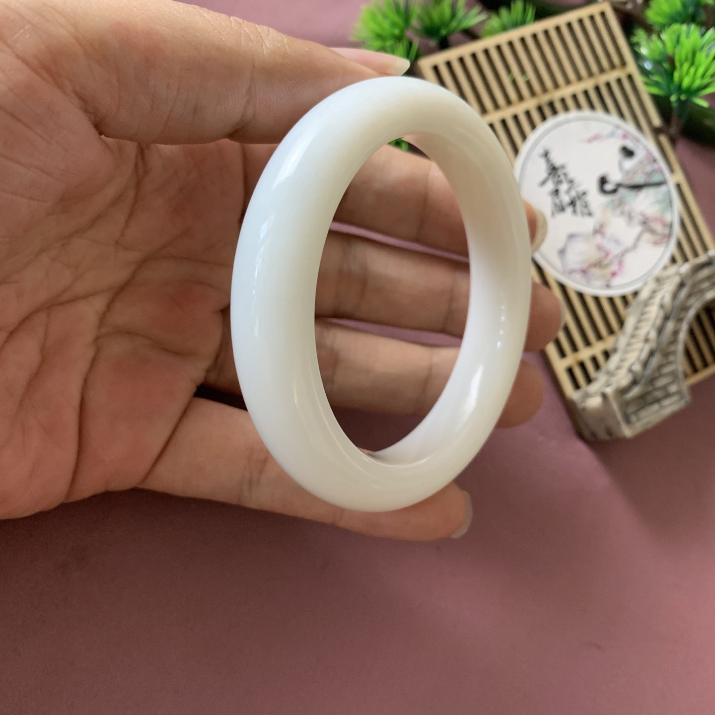 和田玉56圈羊脂白手镯！玉质细腻油润 底色纯净 脂粉好，品质高。