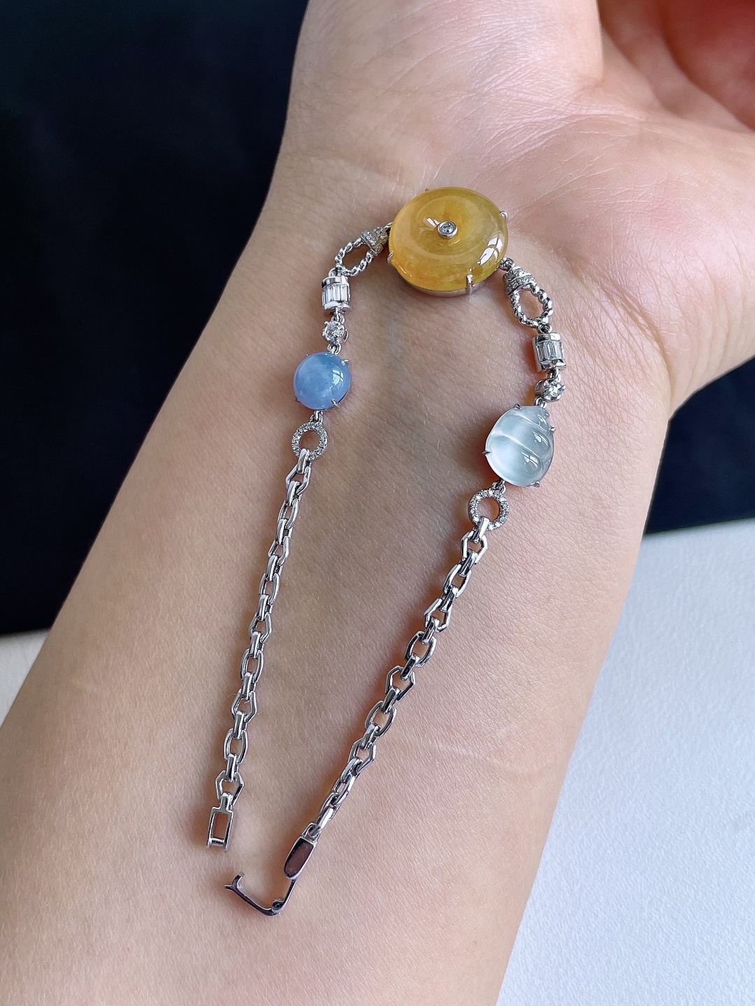 【镶嵌】冰种黄翡平安扣手链 【说明】缅甸 18k金镶嵌 无裂 性比高 【裸石】13.6-4 【重量】7克