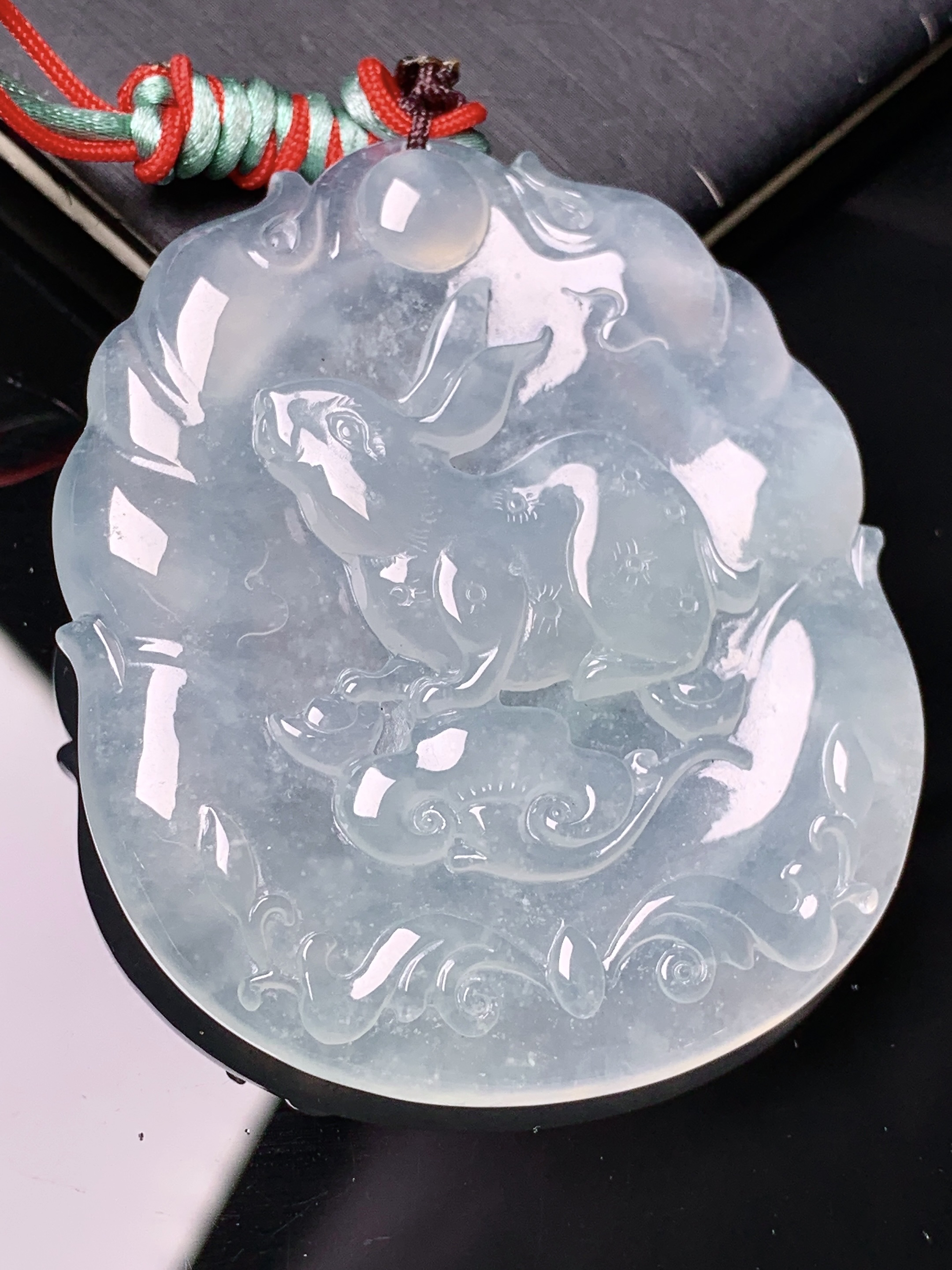 冰种生肖兔子吊坠 玉质细腻 色泽艳丽清新 水润亮眼 整体尺寸50.6*42.8*5.2 b2