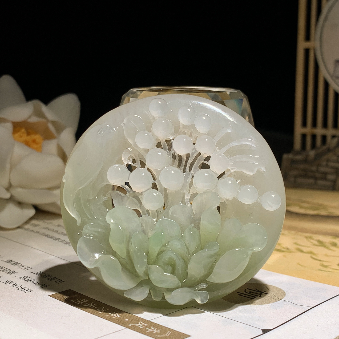 新疆和田玉飘翠花开富贵挂件 尺寸50/52/12重36克！玉质细腻油润 底色纯净 脂粉好，品质好。l