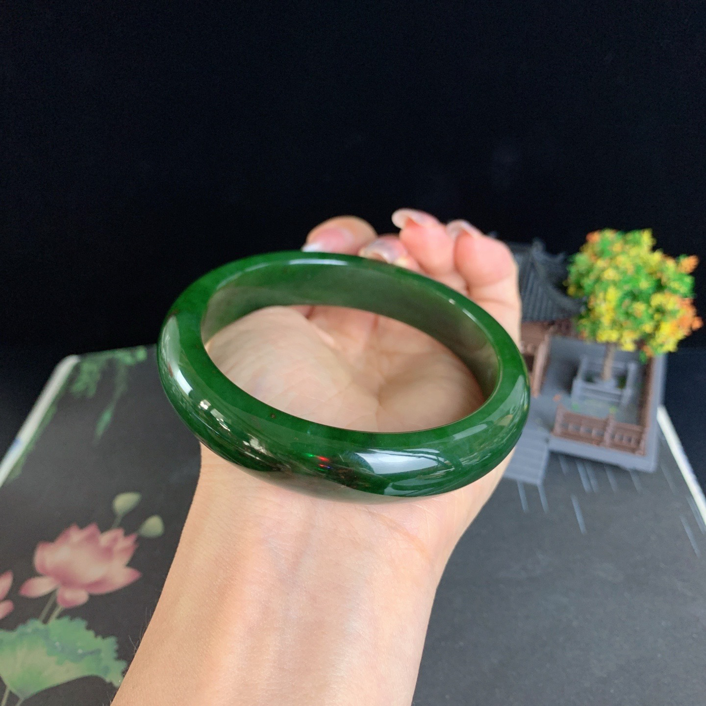 和田玉65圈口菠菜绿黑皮宽条碧玉手镯！玉质细腻油润 底色纯净 无纹裂 脂粉好，品质高。