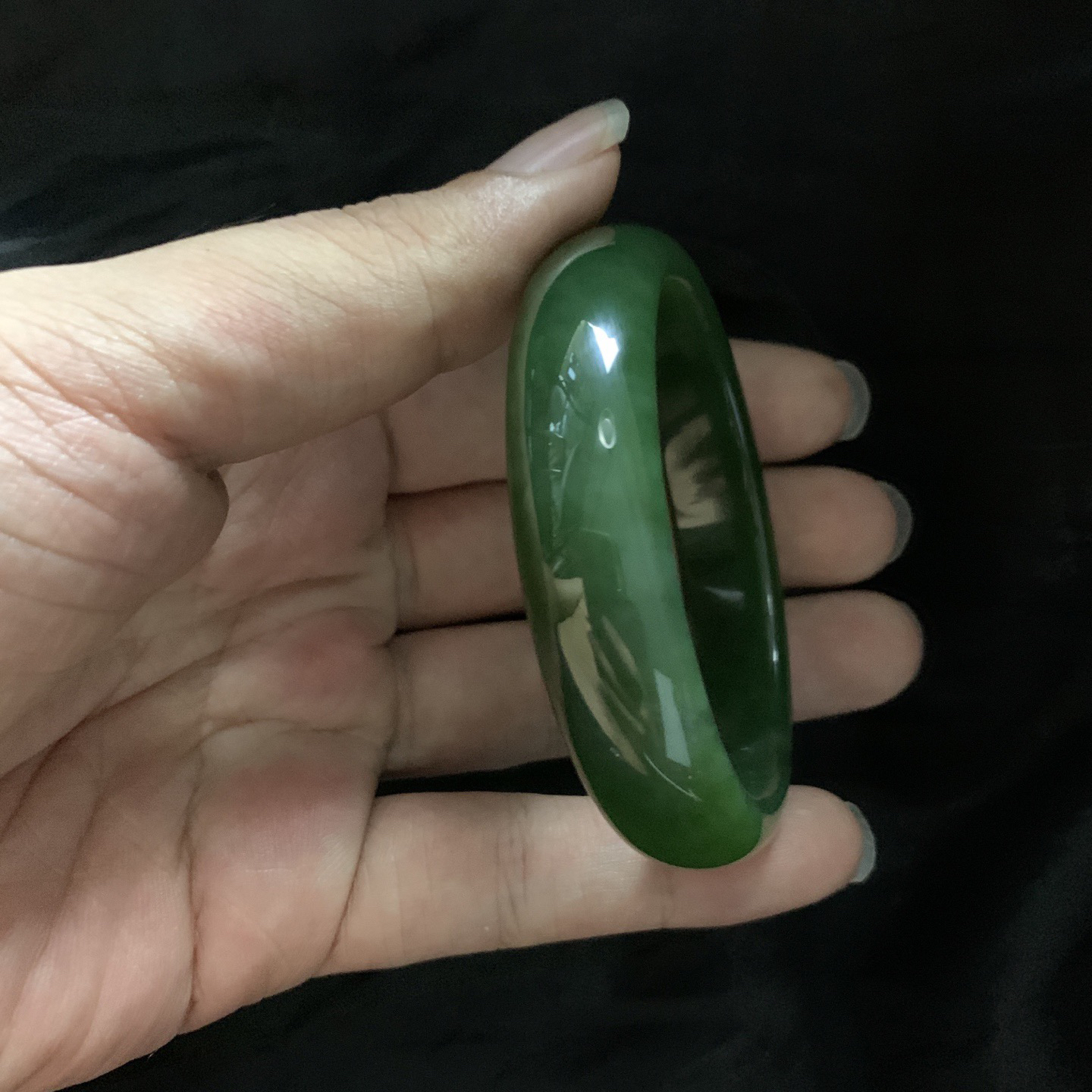 55圈口和田玉碧玉菠菜绿手镯，镯型古朴典雅。在诗情画意的雨巷相遇，你是我腕间的一抹风情，有你眸有深情.清风荡漾湖间静水，我愿俯身低眉，在烟波涟漪处寻你
