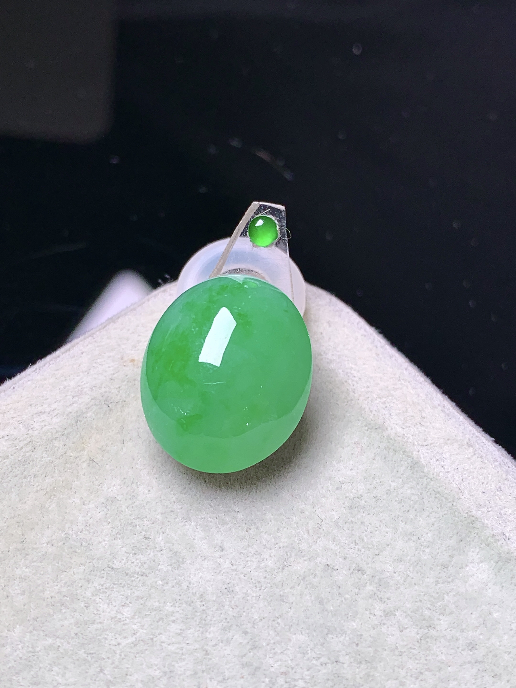 镶嵌款 阳绿蛋面吊坠 玉质细腻 色泽艳丽清新 水润亮眼 整体尺寸14.5*12*7 2x