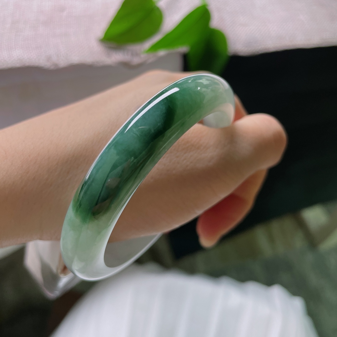 56.8/11.8/8.3，深浅两色相融于一圈镯身，没有生硬割裂，宛如一幅写意水墨画卷藏于腕间，棉线。ss57575a