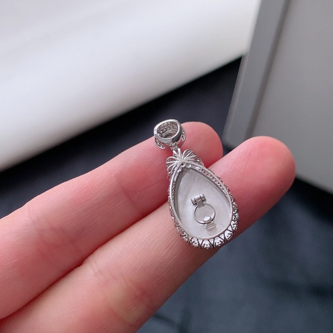 ️ 冰种阳绿水滴吊坠。色阳色艳，种老无裂细腻，佩戴优雅时尚 货号54611，26.7-12.0-6.9