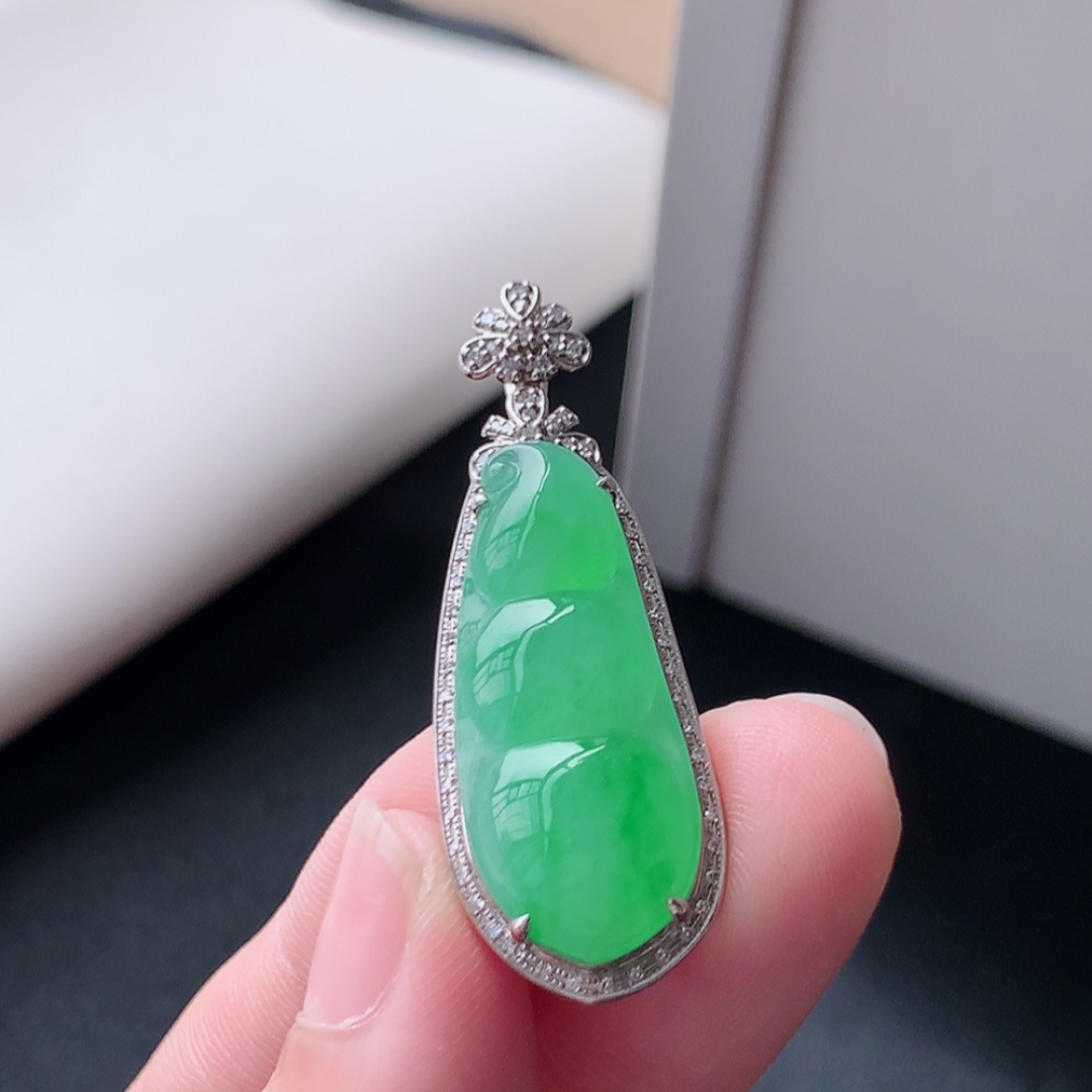 ️ 冰阳绿福豆吊坠。翠色清新，种老底子水润，品相喜悦，佩戴时尚大方 货号81922，41.2-14.5-9.6