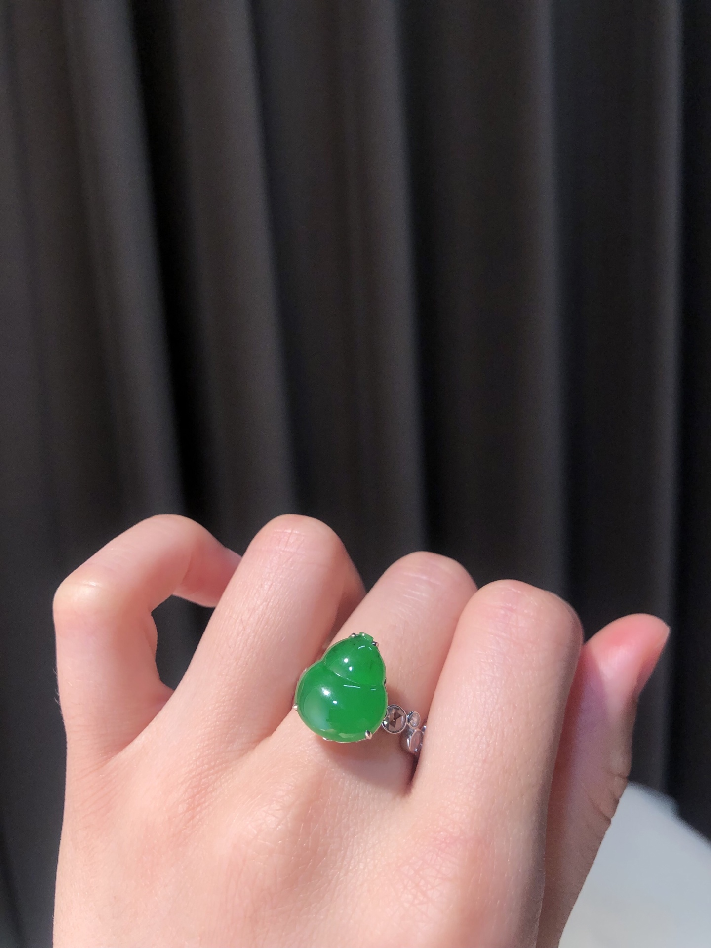 ️ 18k【金镶嵌冰绿葫芦戒指】 尺寸：13.6×11.9×8.2 裸石13.6×11.9 玉润千年，韵藏指间