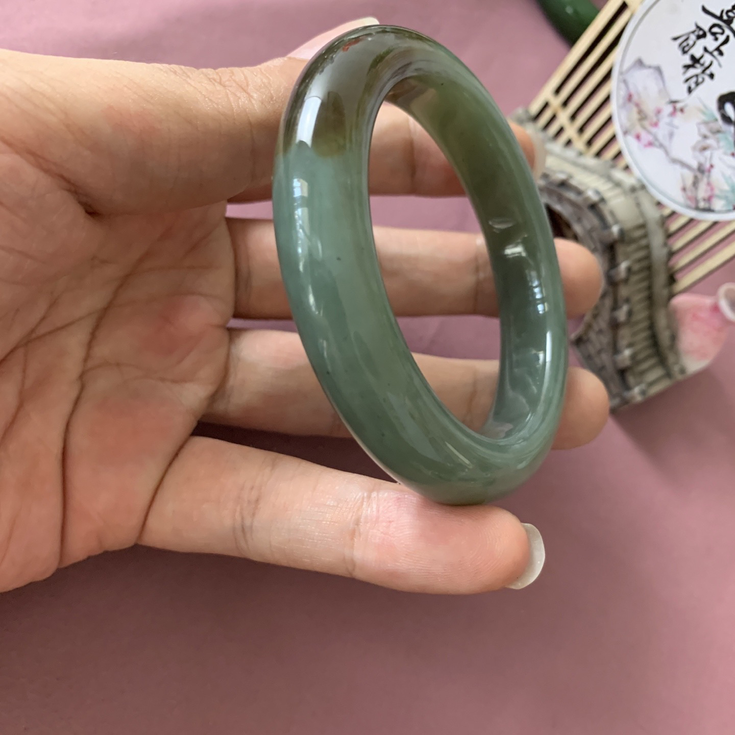 和田玉55圈且末糖漂青花手镯！且末蓝带糖手镯，圈口55玉质细腻油润 底色纯净 脂粉好，品质高。