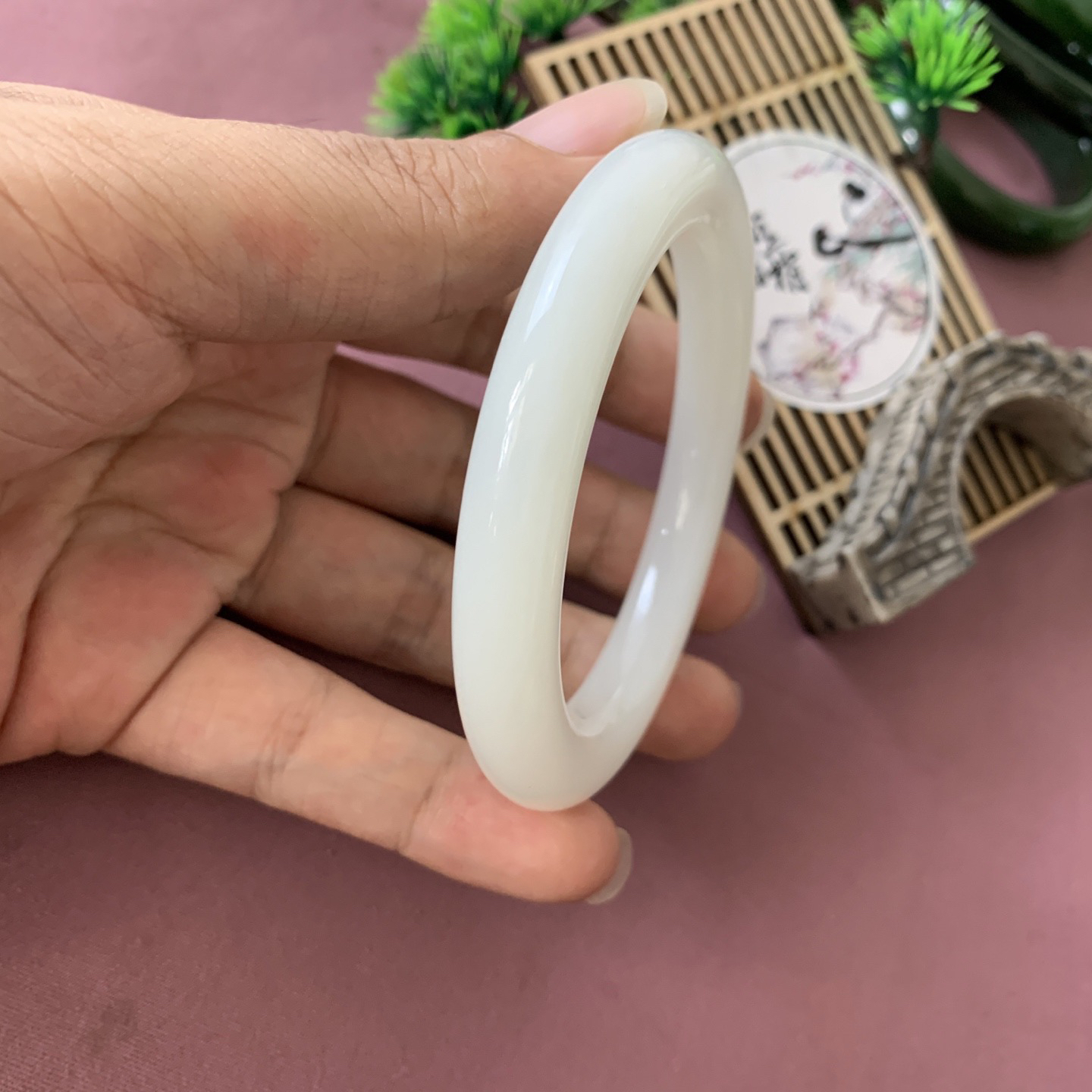 和田玉57.8圈羊脂白手镯！圈口57.8玉质细腻油润 底色纯净 脂粉好，品质高。