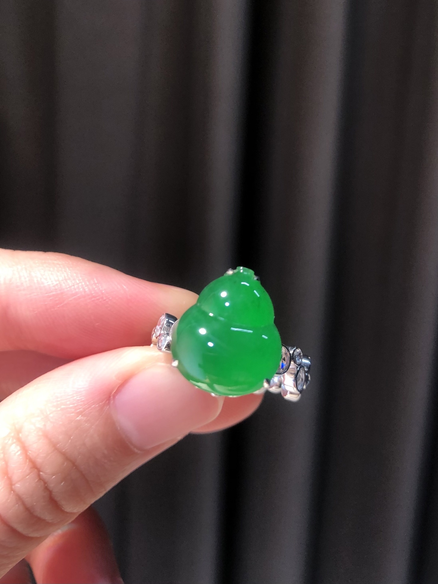 ️ 18k【金镶嵌冰绿葫芦戒指】 尺寸：13.6×11.9×8.2 裸石13.6×11.9 玉润千年，韵藏指间