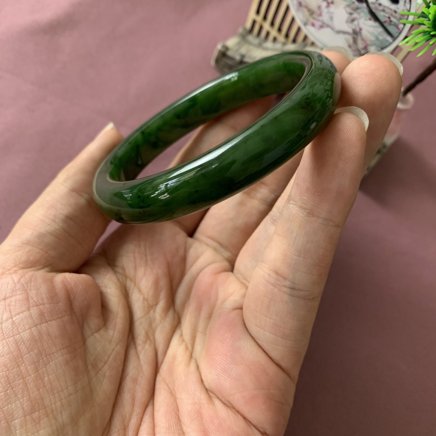 和田玉58.5圈菠菜绿碧玉手镯！圈口58.5玉质细腻油润 底色纯净 无裂脂粉好，品质