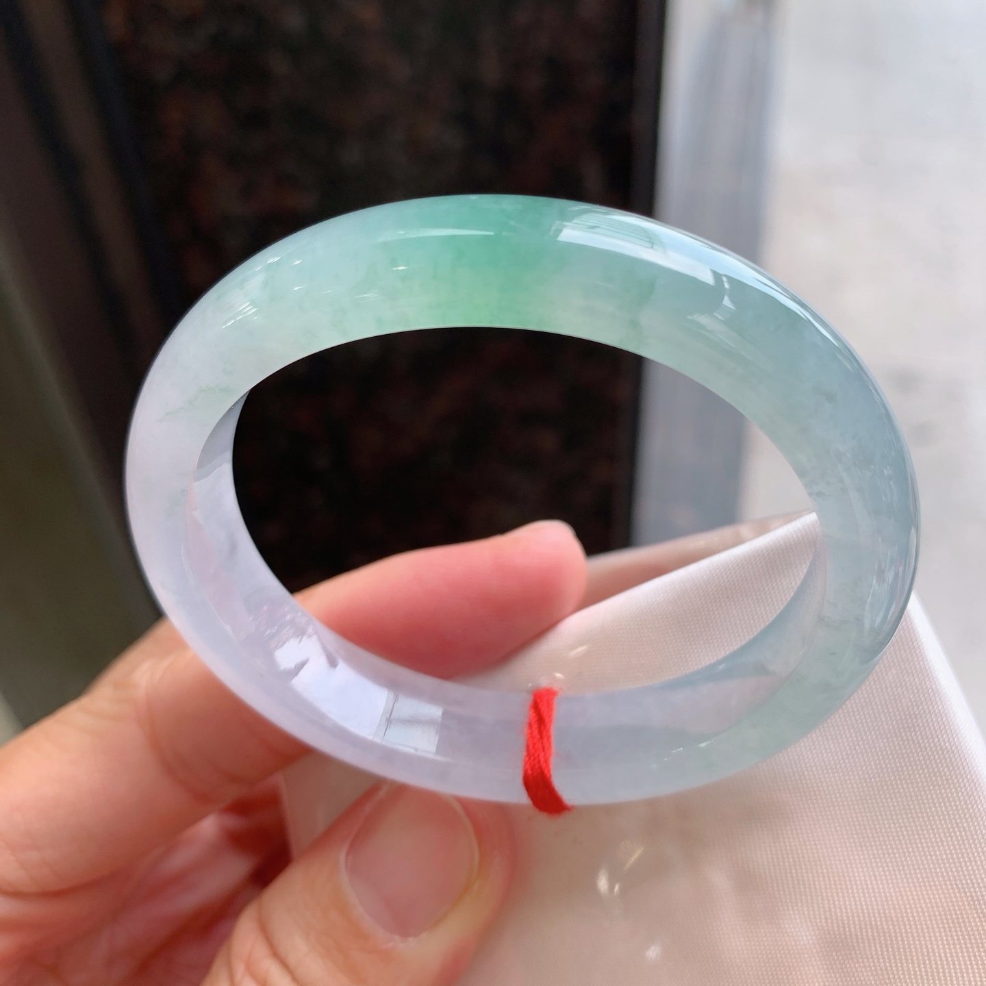 贵妃冰飘绿 表皮微瑕 尺寸：53.6/46/11.3/7.6 冰润