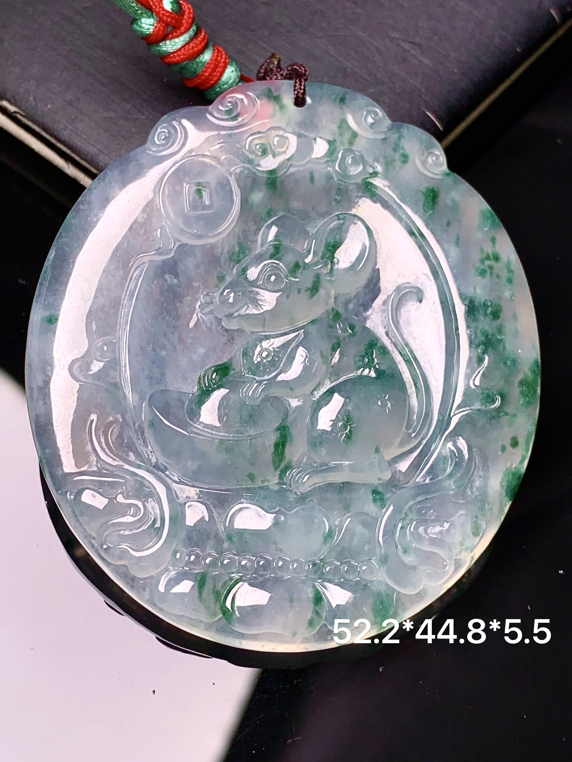 冰飘绿生肖鼠吊坠 玉质细腻 色泽艳丽清新 水润亮眼 整体尺寸52.2*44.8*5.5 b2