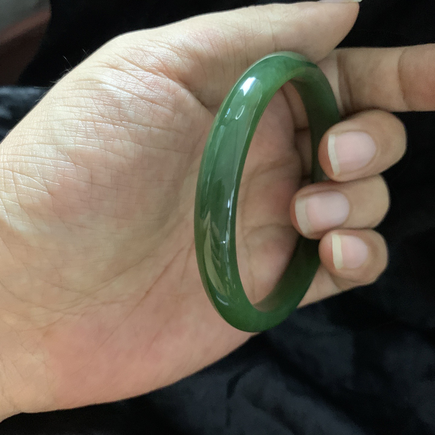 59.6圈口和田玉碧玉冰底菠菜绿手镯，镯型古朴典雅。在诗情画意的雨巷相遇，你是我腕间的一抹风情，有你眸有深情.清风荡漾湖间静水，我愿俯身低眉，在烟波涟漪处寻你