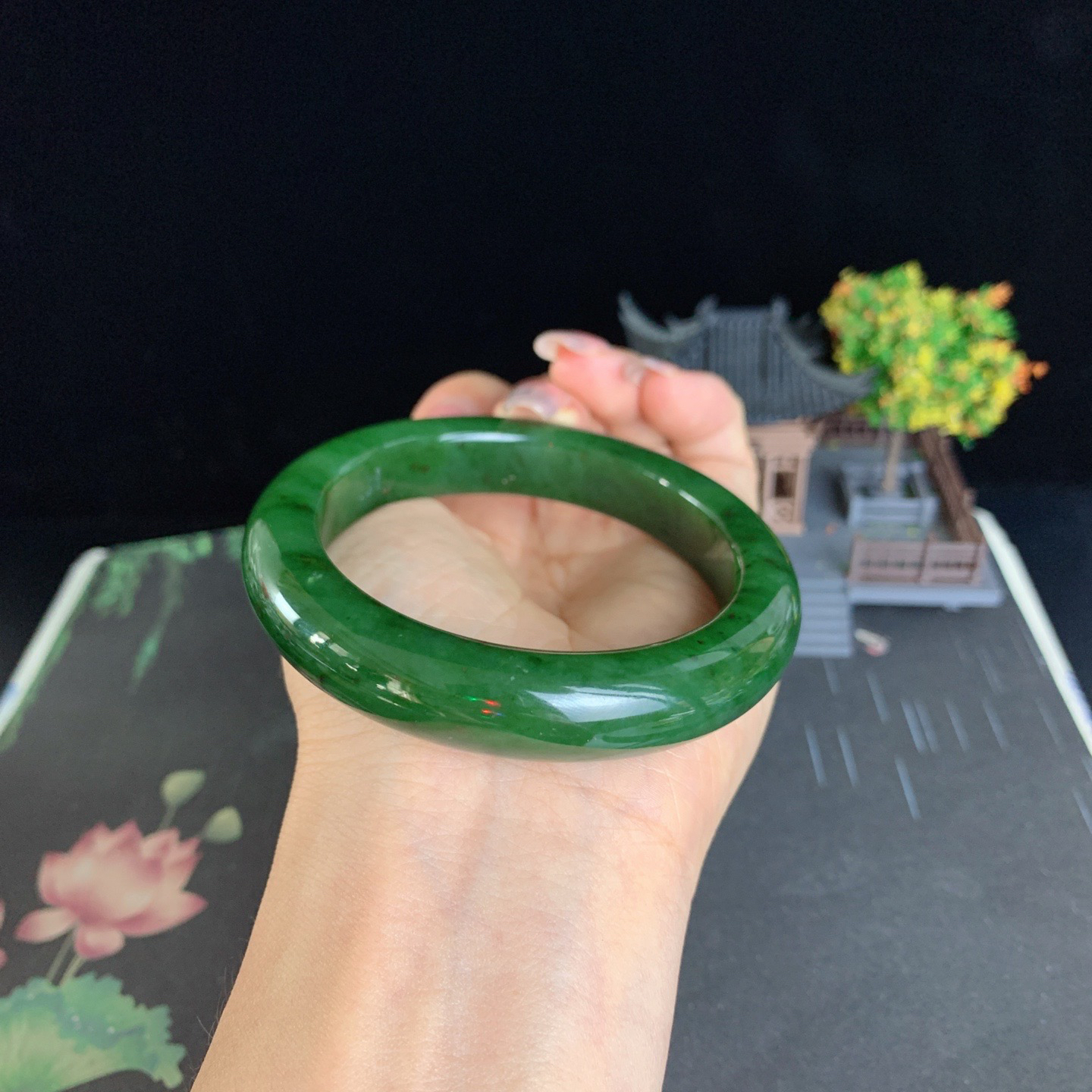 和田玉57圈菠菜绿碧玉手镯！玉质细腻油润 底色纯净 无纹裂 脂粉好，品质高。