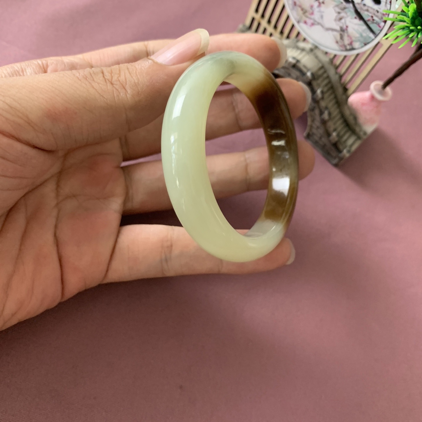 实际佩戴51到53圈口可以带，和田玉且末糖料贵妃手镯！，内径长/宽57.8/47.9玉质细腻油润 底色纯净 无裂无棉 脂粉好，品质高。