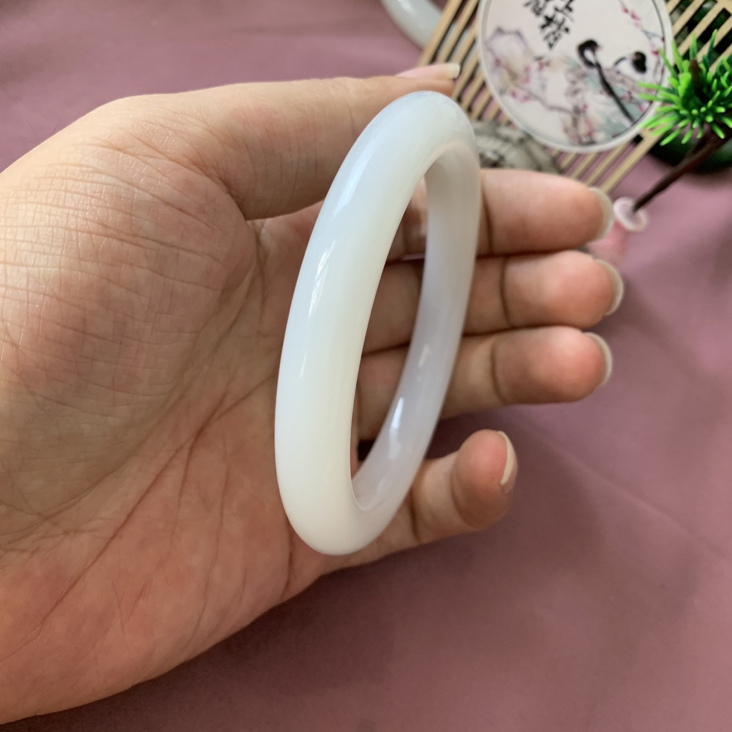 和田玉58.5圈羊脂白手镯！圈口58.5玉质细腻油润 底色纯净 脂粉好，品质高。