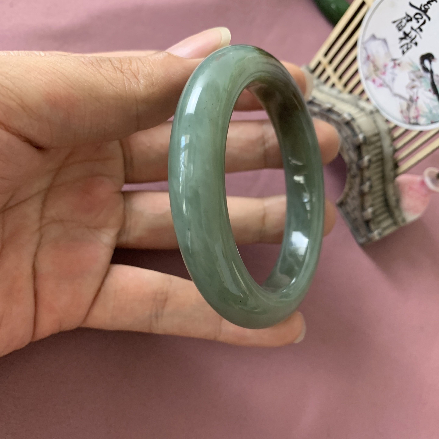 和田玉55圈且末糖漂青花手镯！且末蓝带糖手镯，圈口55玉质细腻油润 底色纯净 脂粉好，品质高。