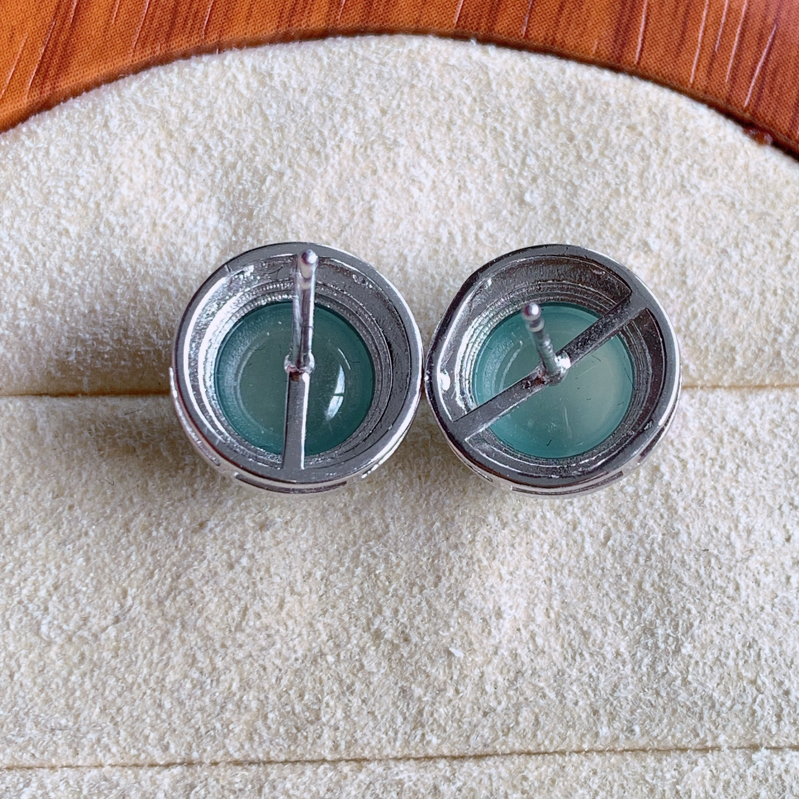 蓝冰翡翠925银镶嵌蛋面耳钉，自然光实拍，颜色漂亮，种老水足，品相佳，佩戴佳品！W815.20  取一整体尺寸：12-7.3mm  裸石尺寸：9mm